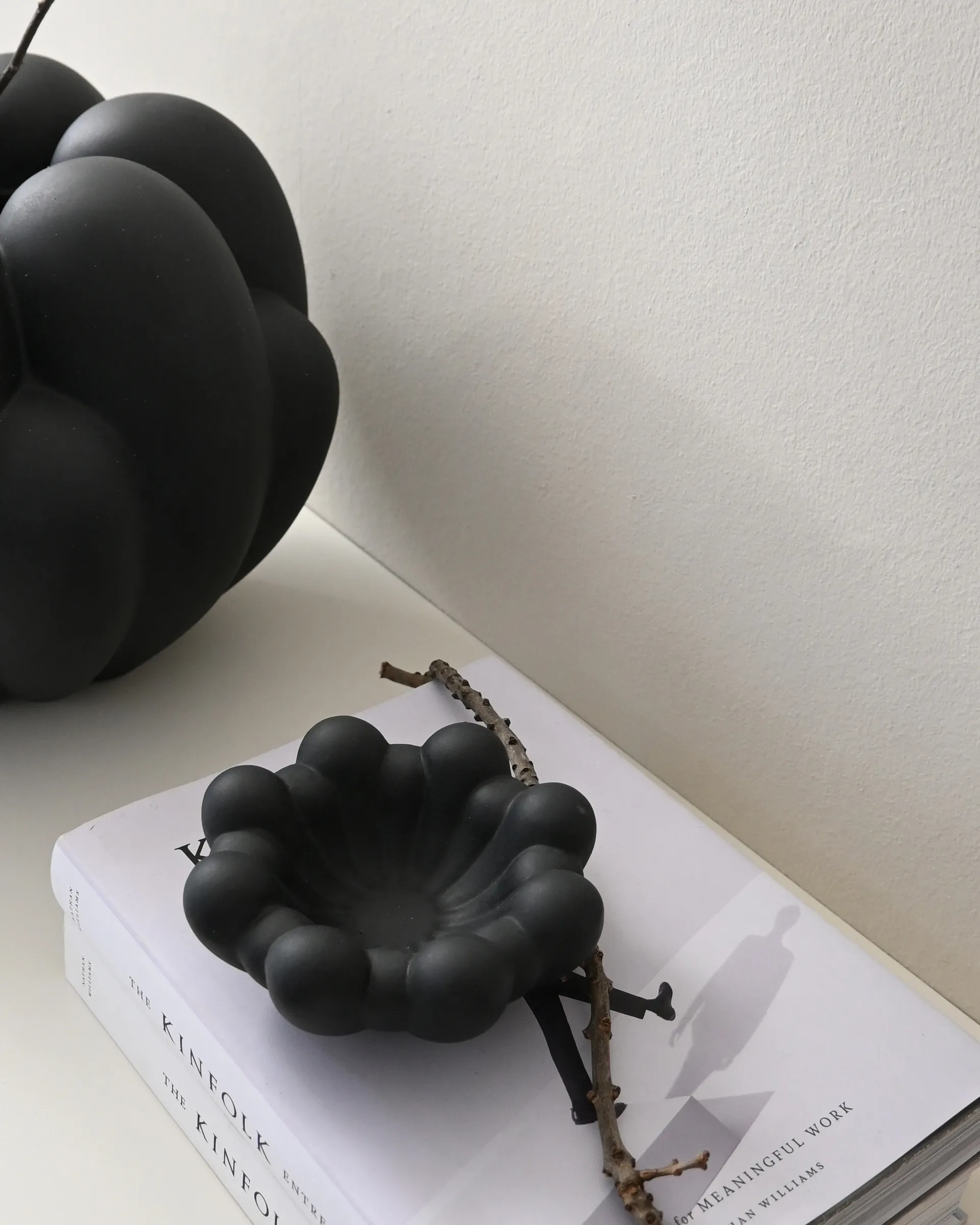 Bloom Tray skål medio Ø28,5 cm, Black 101 Copenhagen