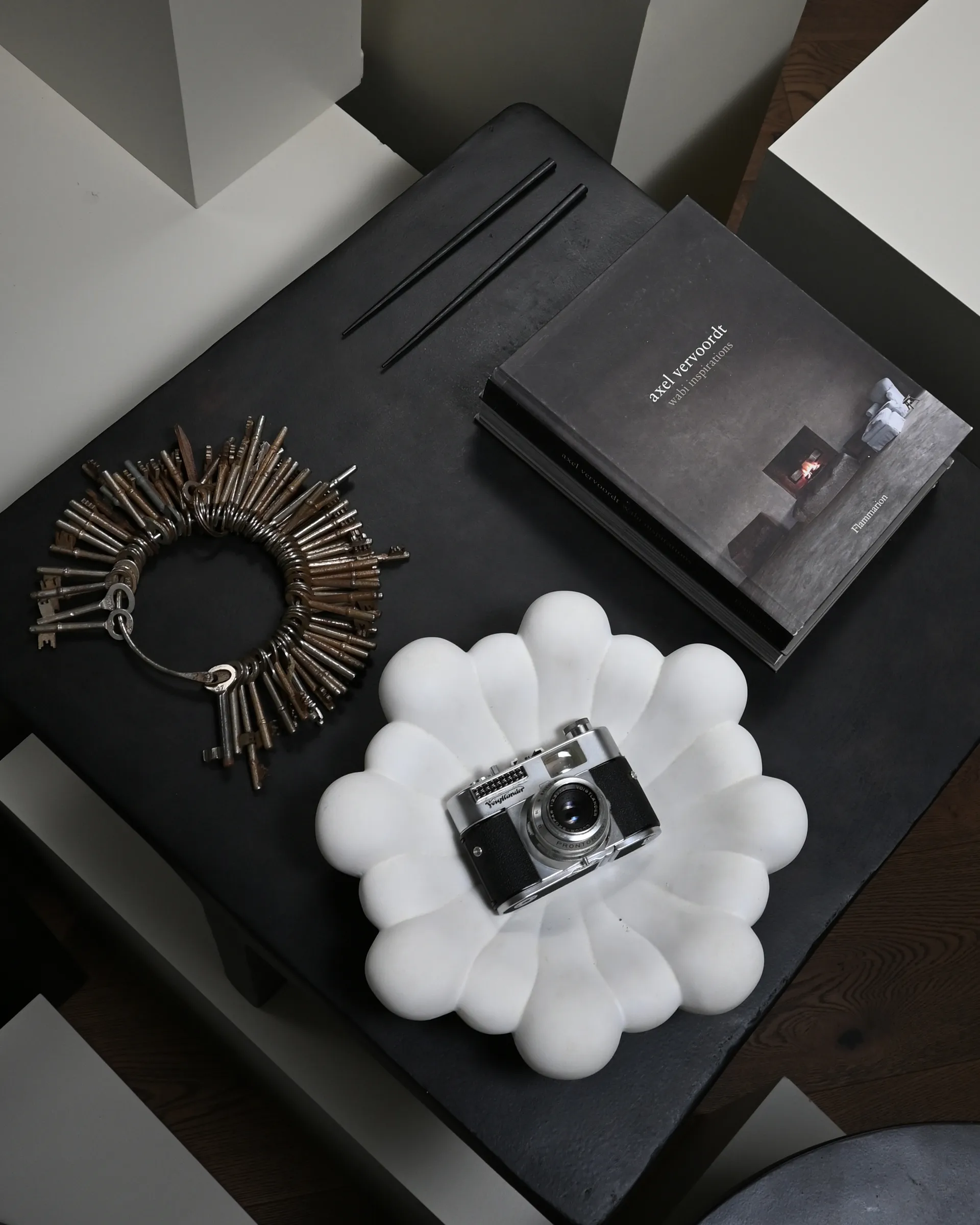 Bloom Tray skål medio Ø28,5 cm, Bone white 101 Copenhagen