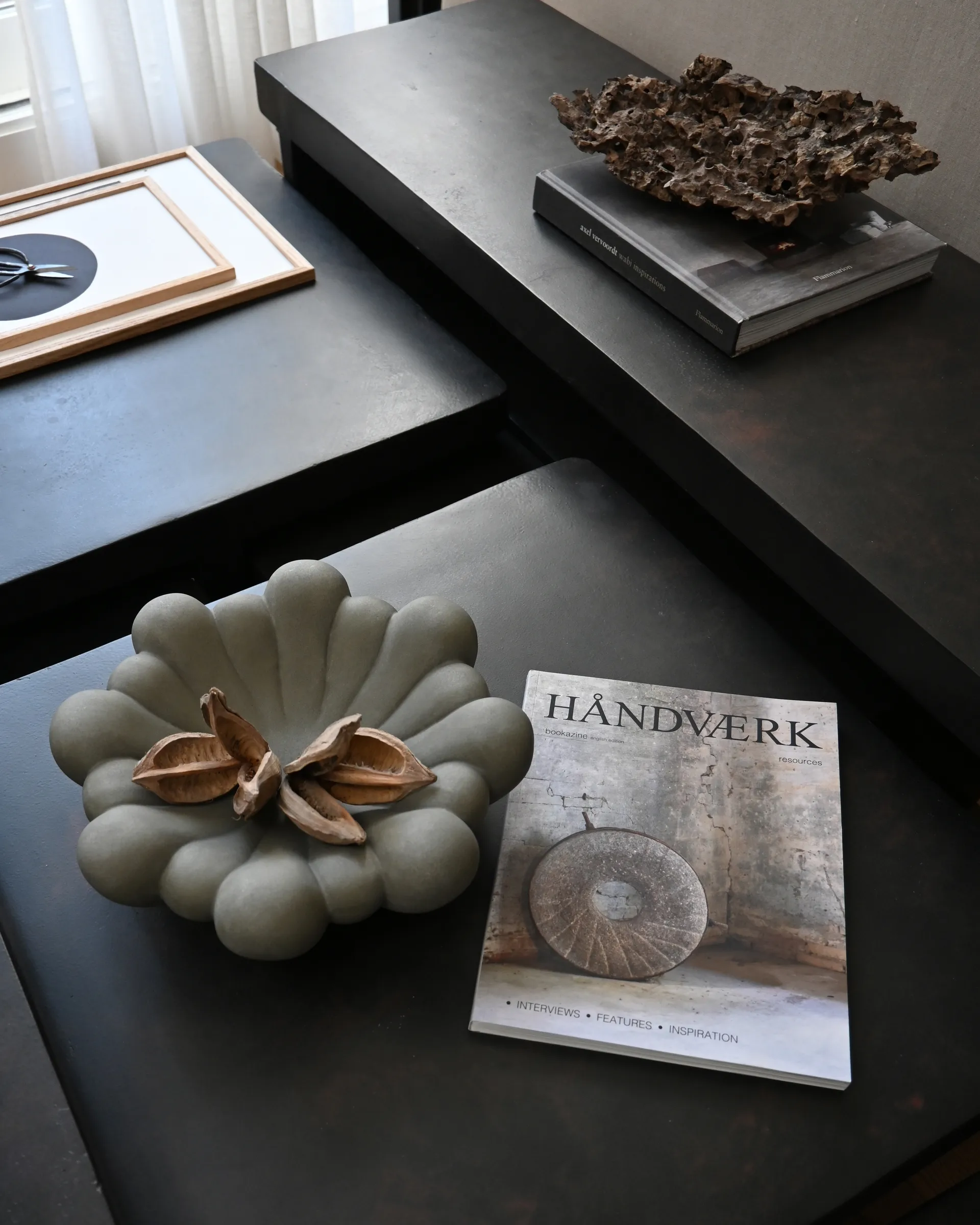 Bloom Tray skål medio Ø28,5 cm, Dark grey 101 Copenhagen