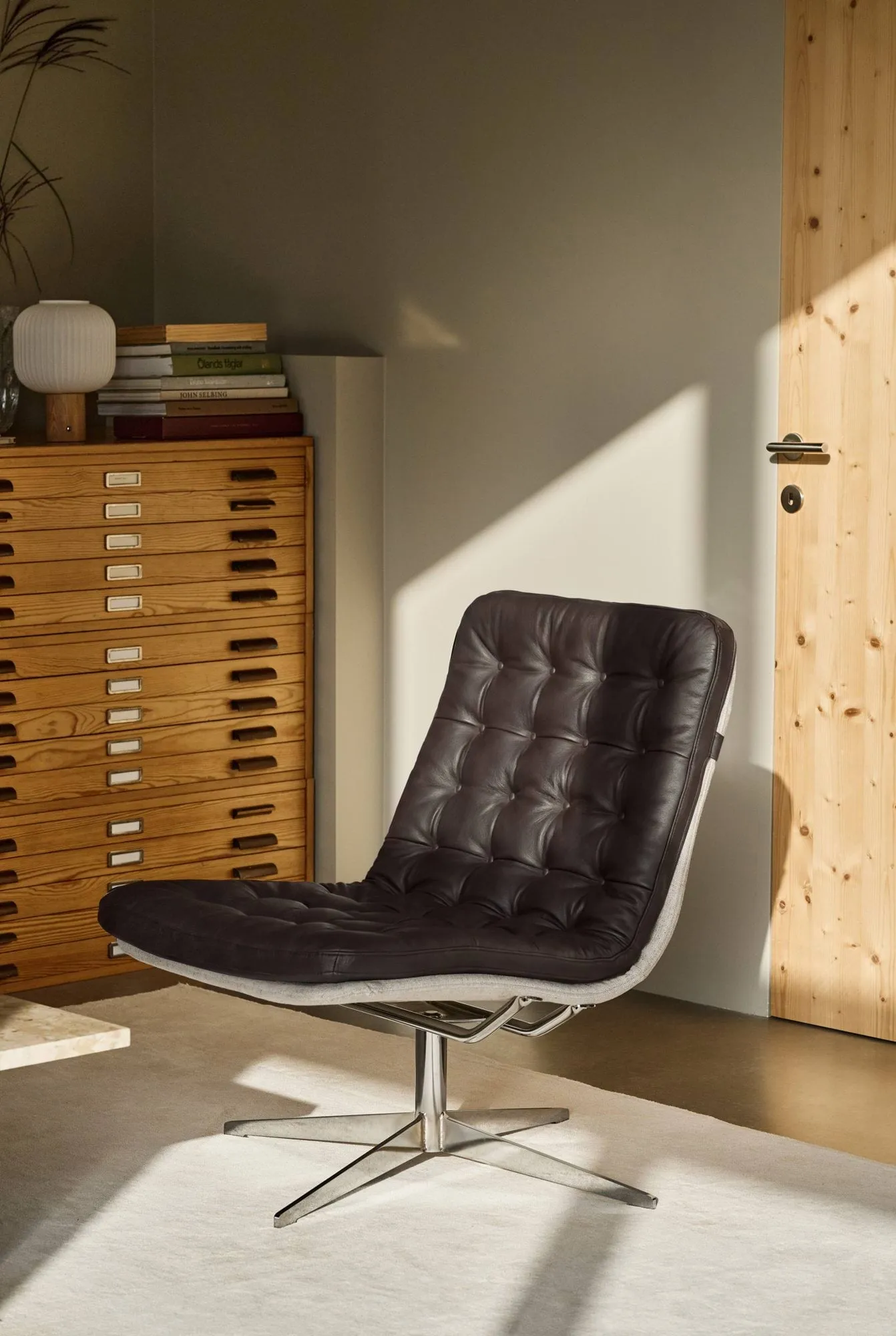 Loholm fåtölj med snurrfunktion, Mörkbrunt läder-Bern Beige 0341 1898