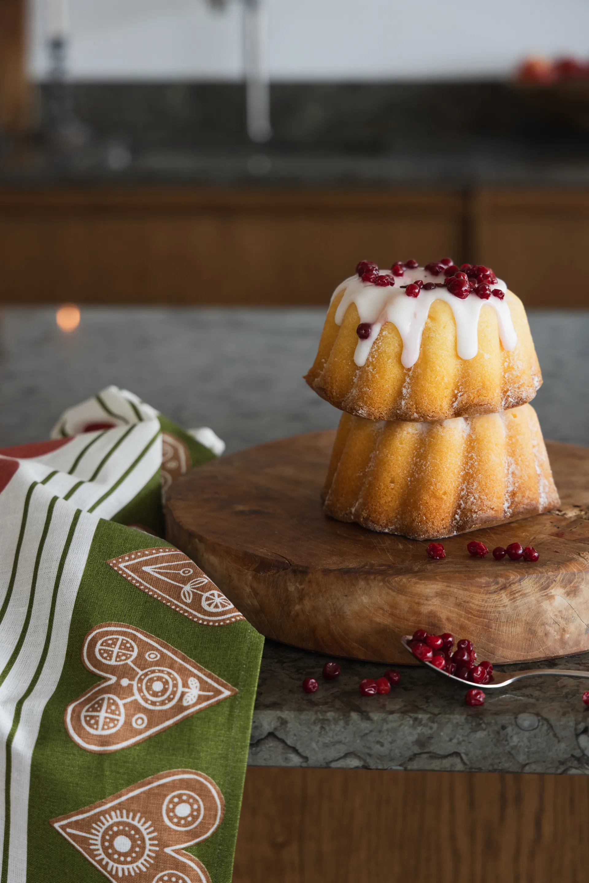 Frukt och kaka kökshandduk 47x70 cm, Röd-grön Almedahls