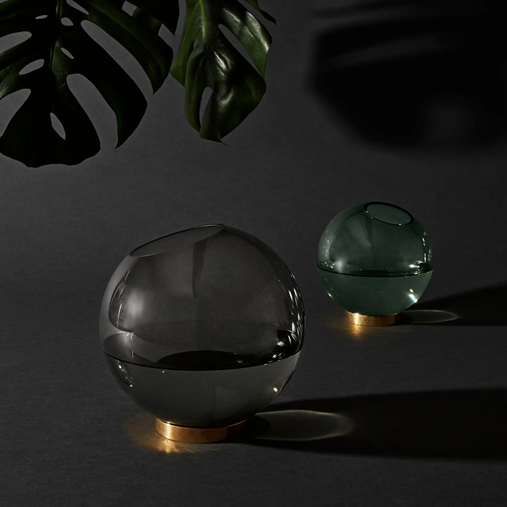 Globe vas large, svart-guld AYTM