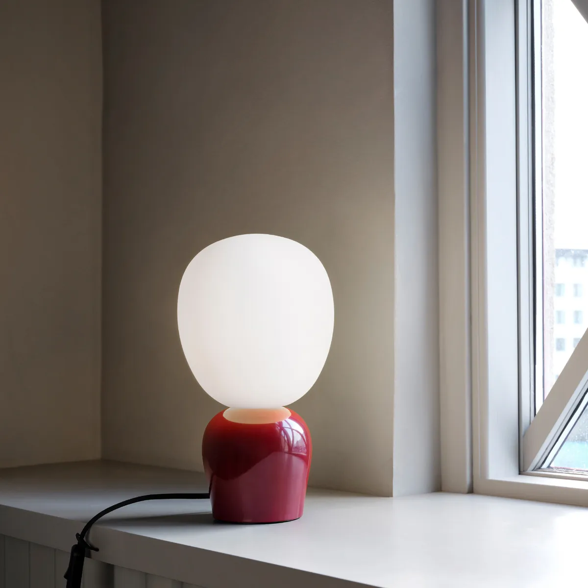 Buddy bordslampa opalglas, Vinröd Belid