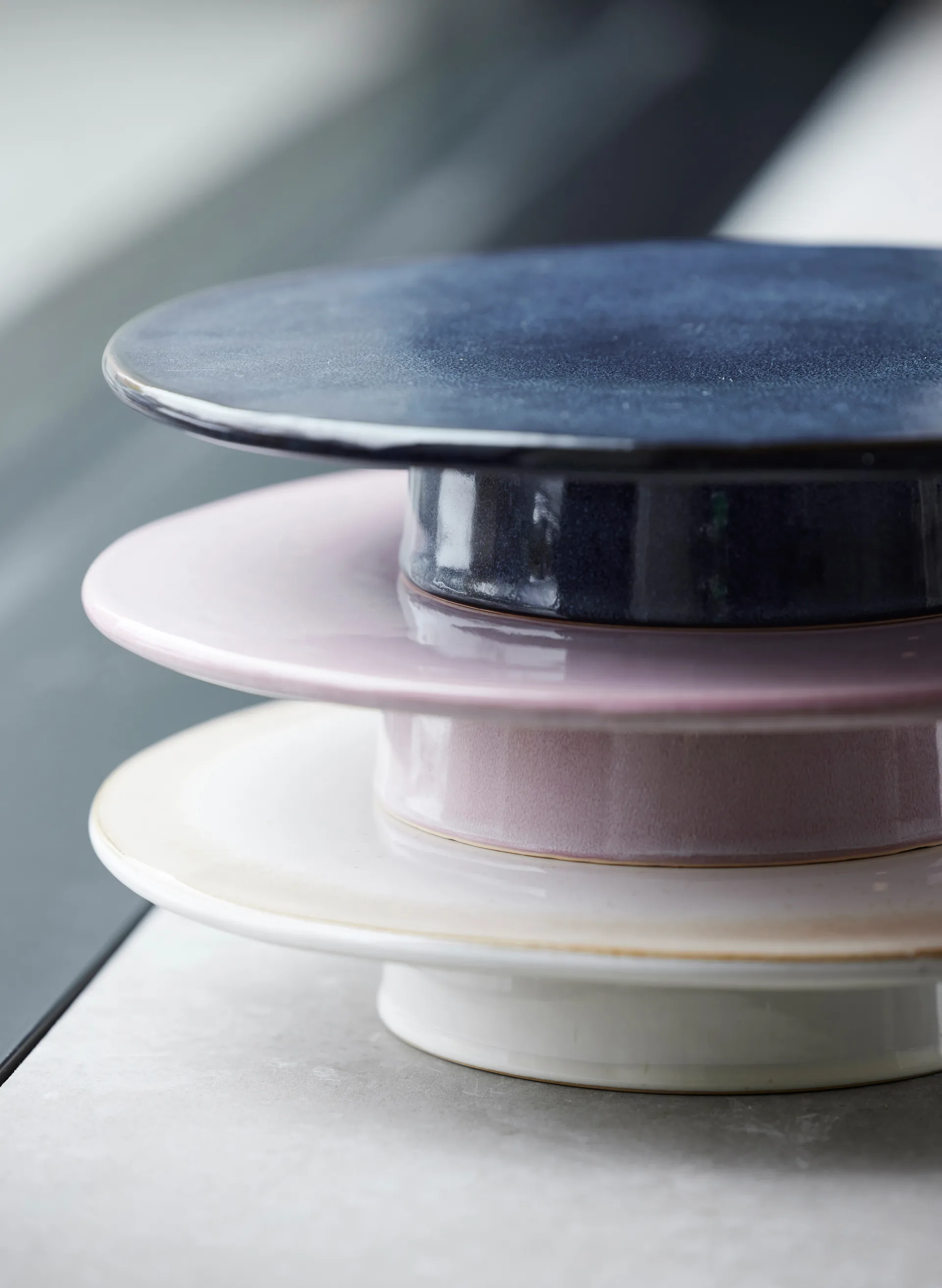 Bitz tårtfat på fot Ø30 cm, Mörkblå Bitz