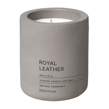 Läs mer om blomus Fraga doftljus 55 timmar Royal Leather-Satellite