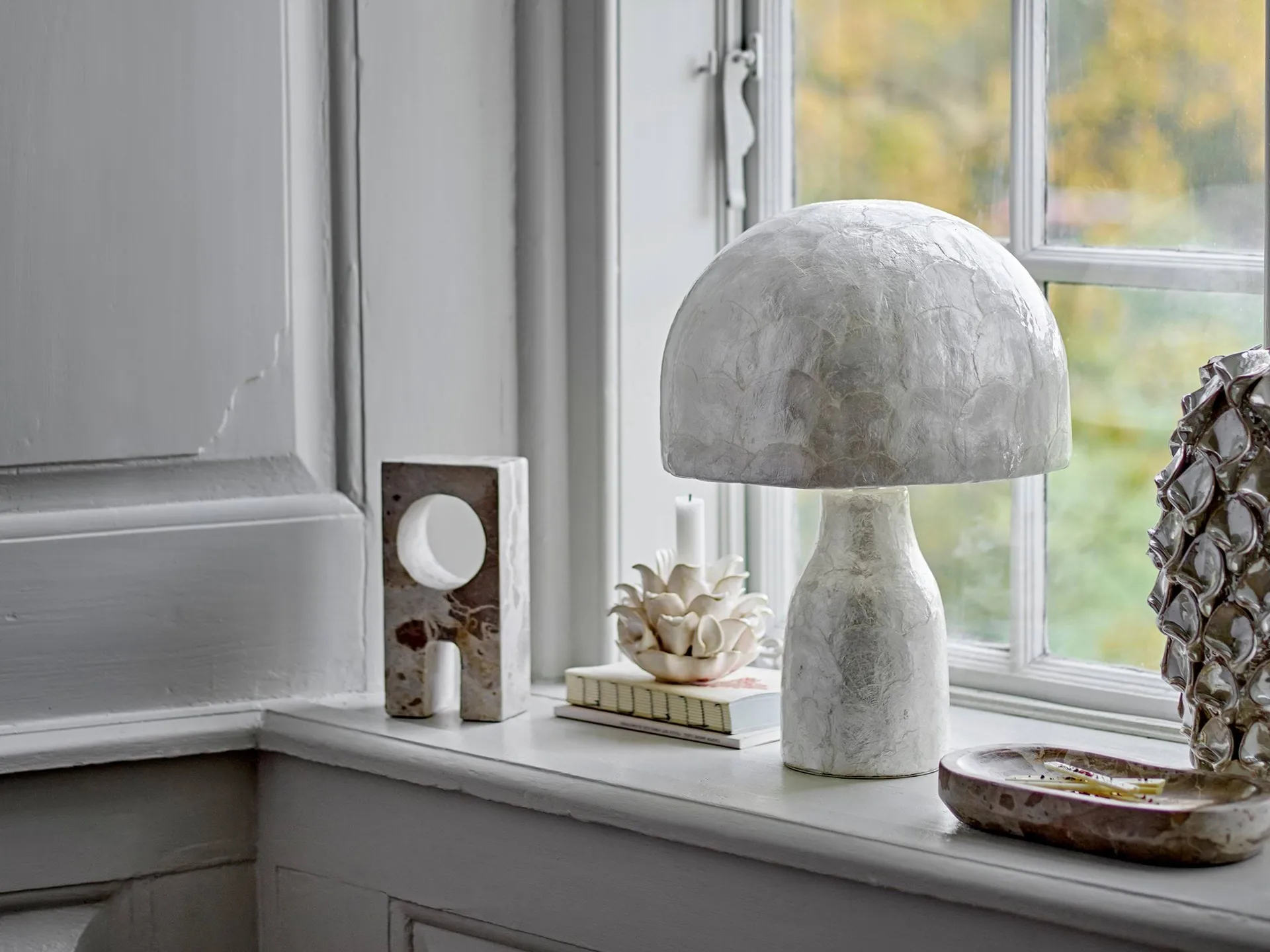 Adria bordslampa, Nature, Mother of pearl Bloomingville