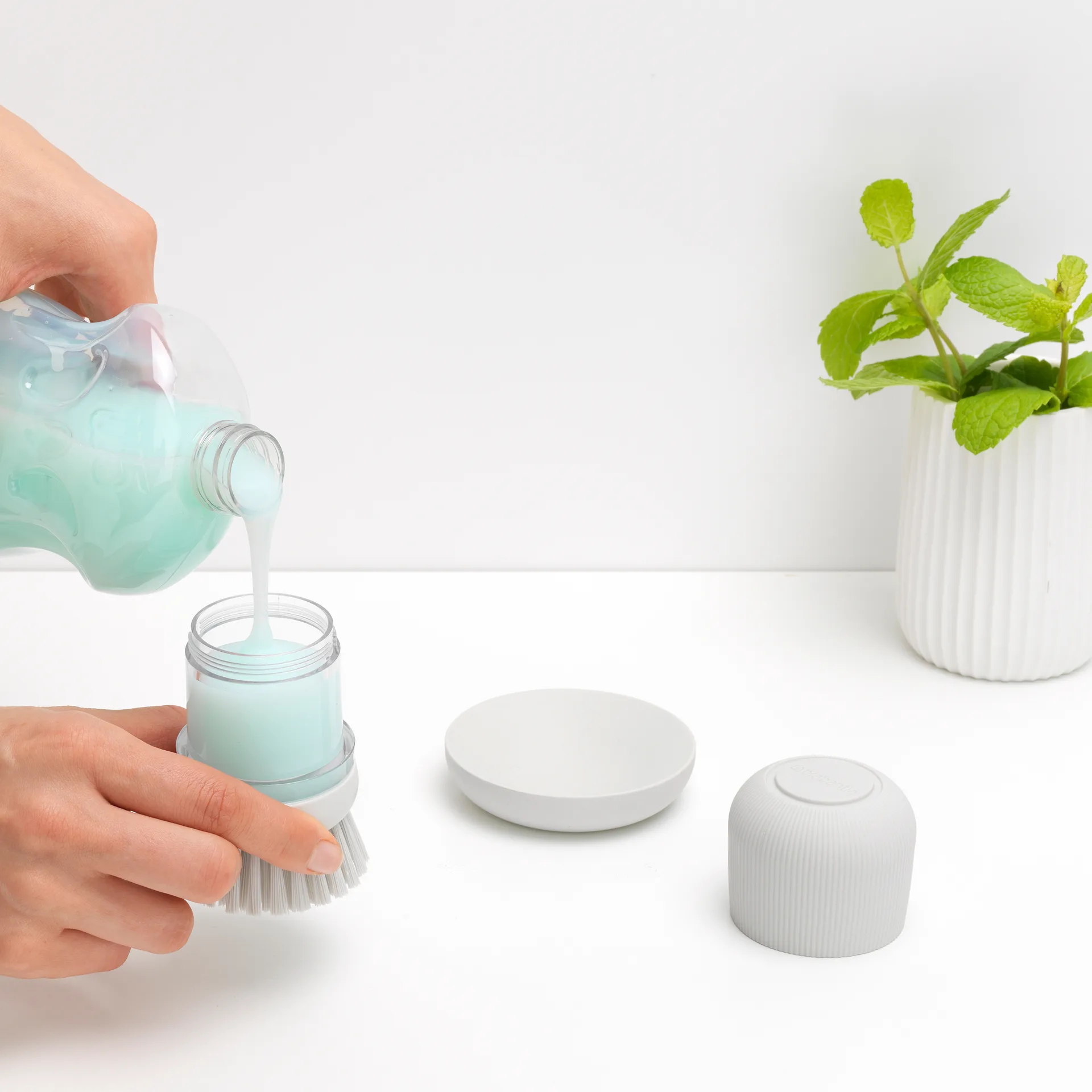 Brabantia diskmedelsbehållare med diskborste, Ljusgrå Brabantia