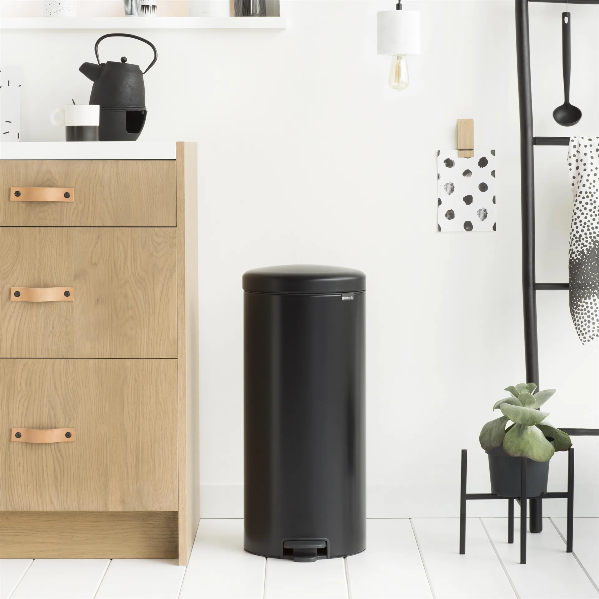 New Icon pedalhink 30 liter, matt black (svart) Brabantia