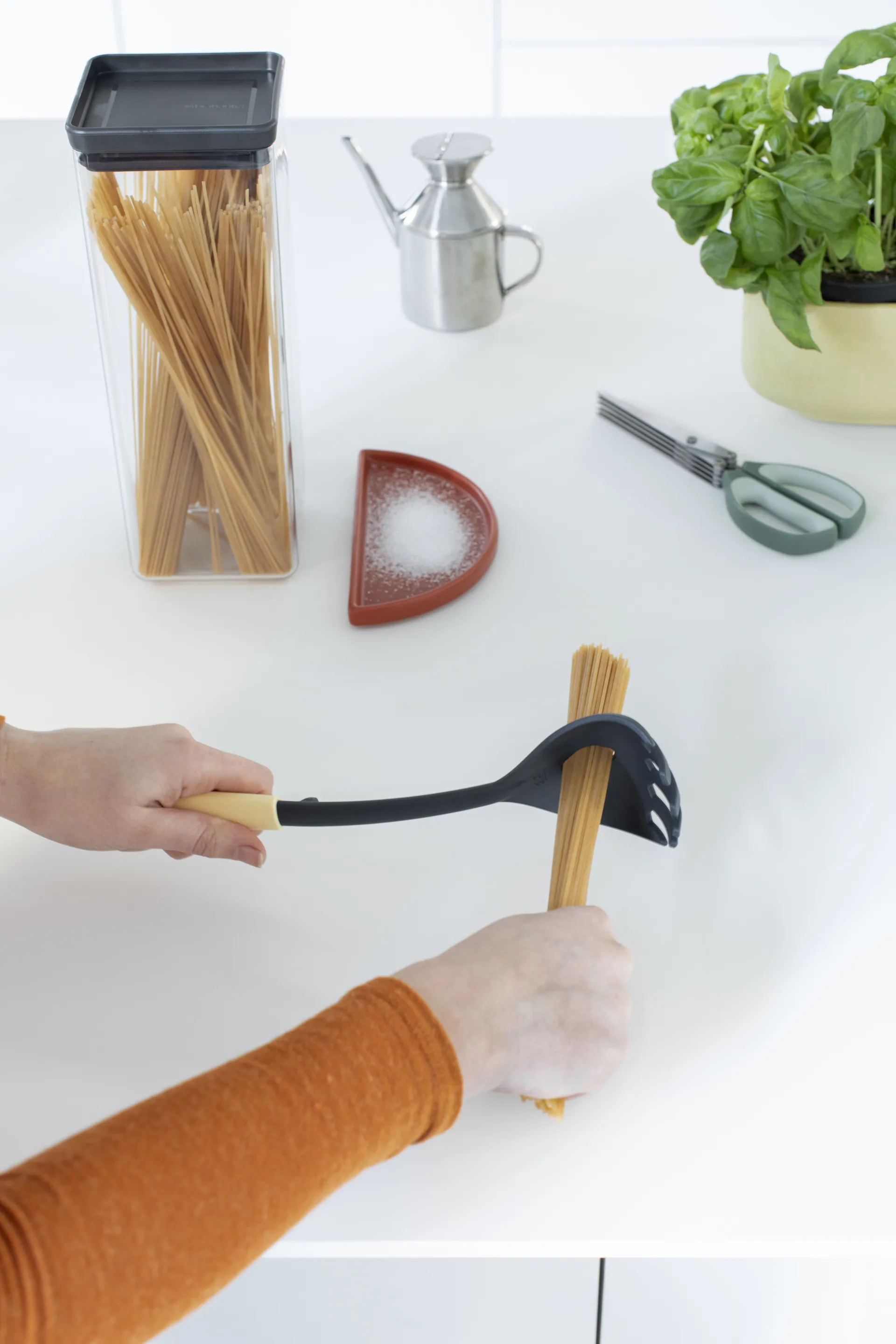 TASTY+ fyrkantig förvaringsburk 2,5 L, Mörkgrå Brabantia