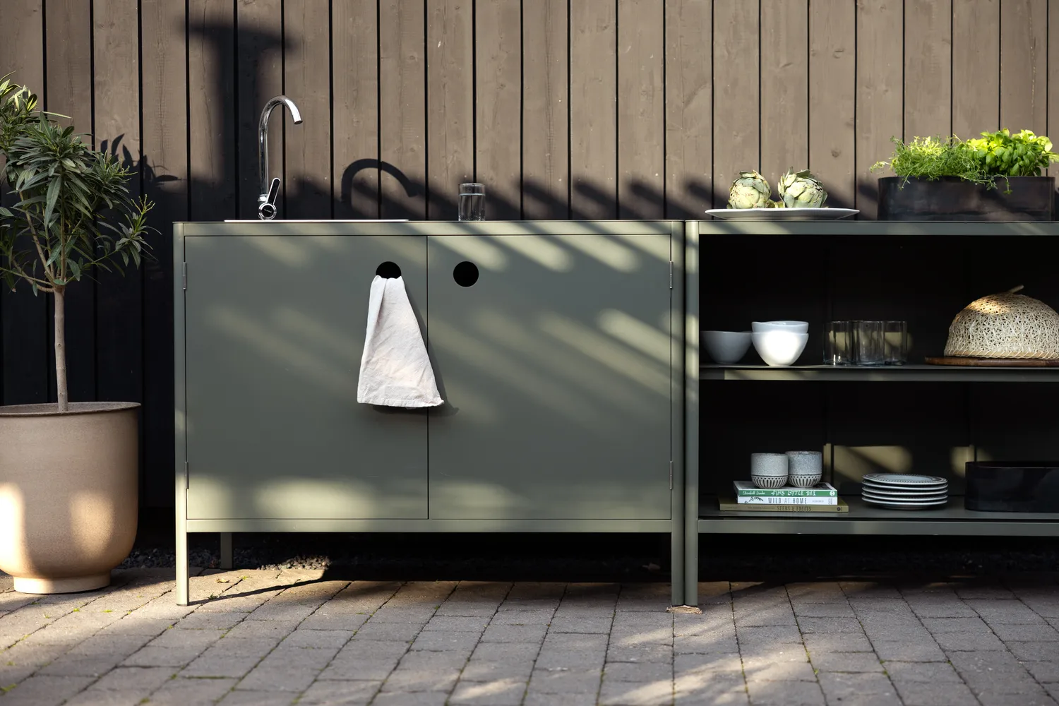 Kelia utekök bänk med hyllor, Nordic green, 121x91x64 cm Brafab