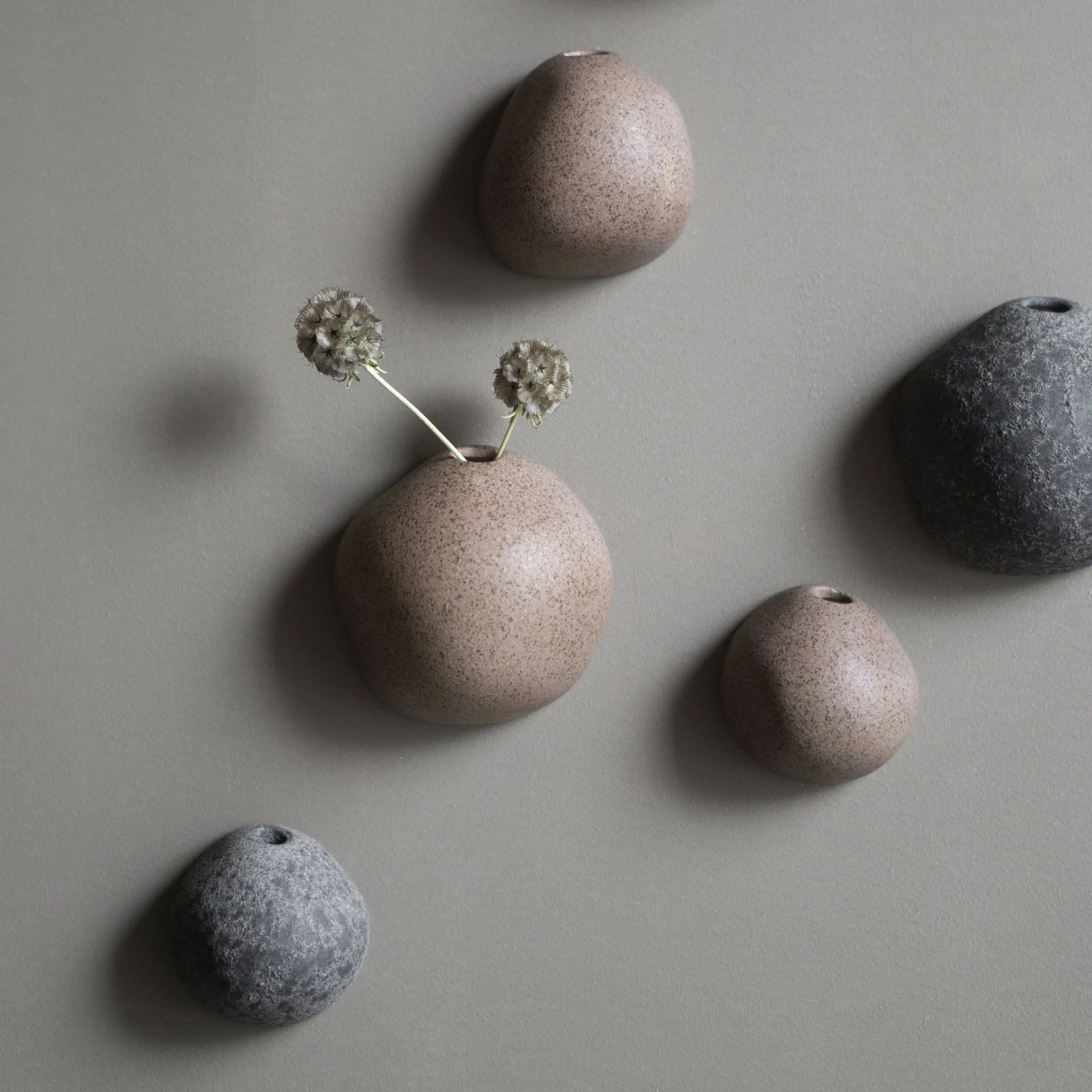 Miniature vägghängd vas brun, Small Ø8 cm DBKD