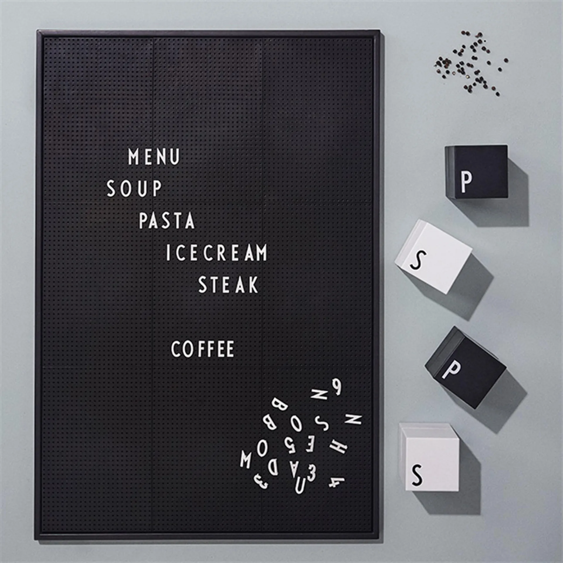 Design Letters bokstavstavla A2, Svart Design Letters