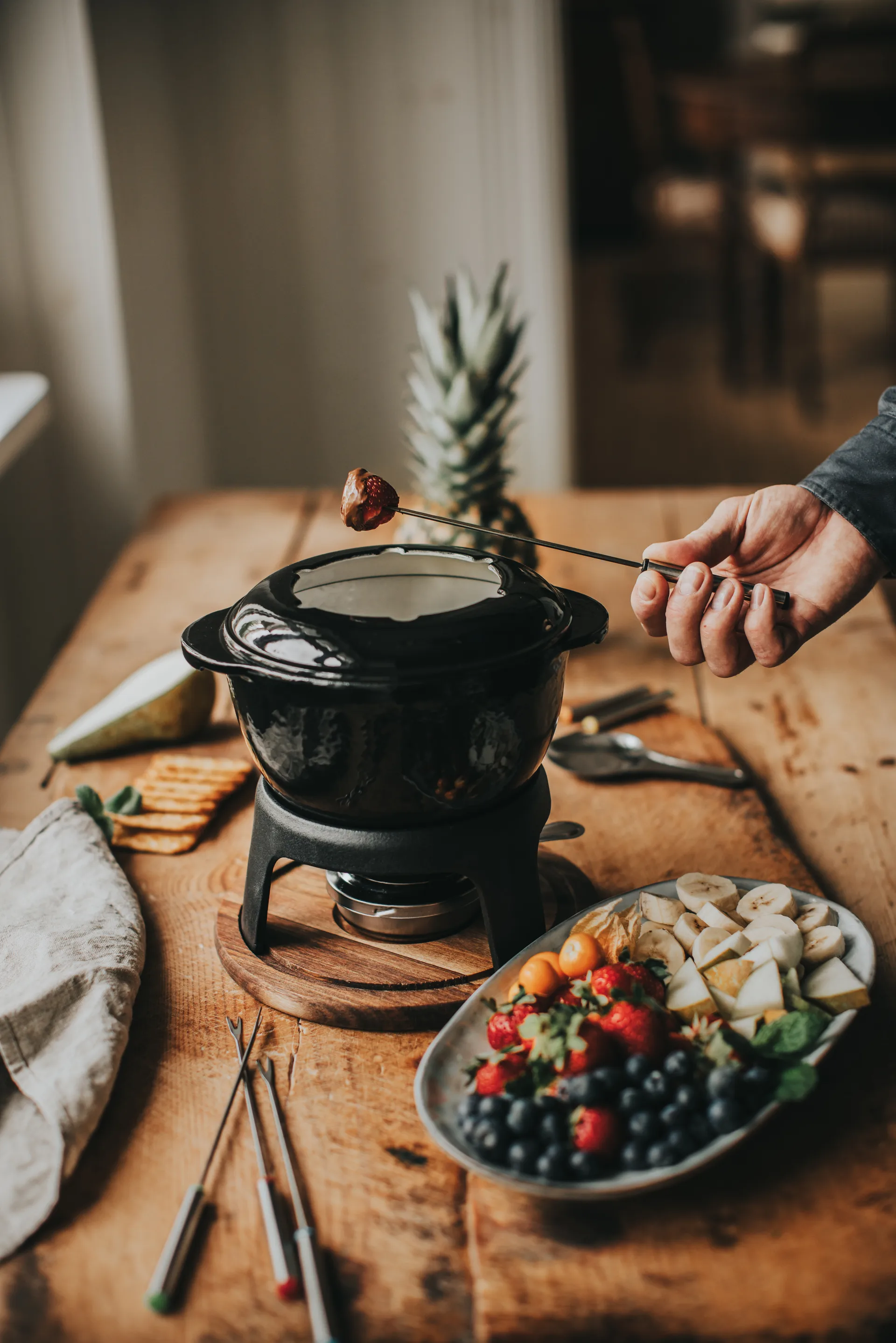 Foni Fondue gjutjärn emaljerad 21*18,4*9,8 cm, Svart-akacia träplatta Dorre