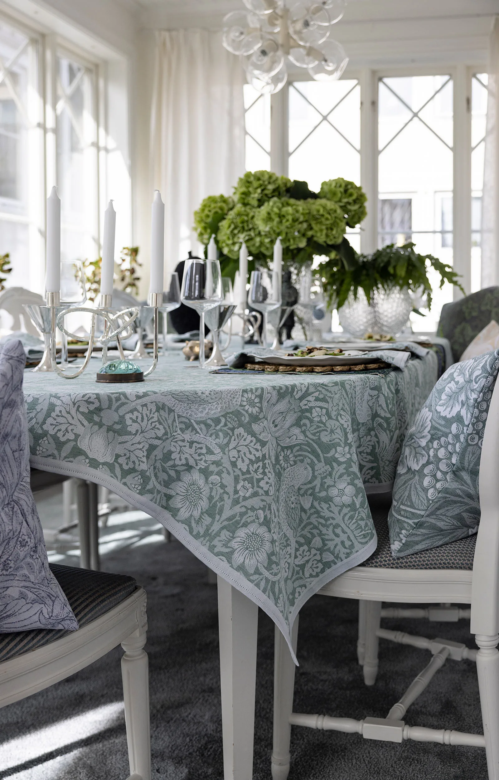 Strawberry Thief bordsduk 150x250 cm, Grön Ekelund Linneväveri