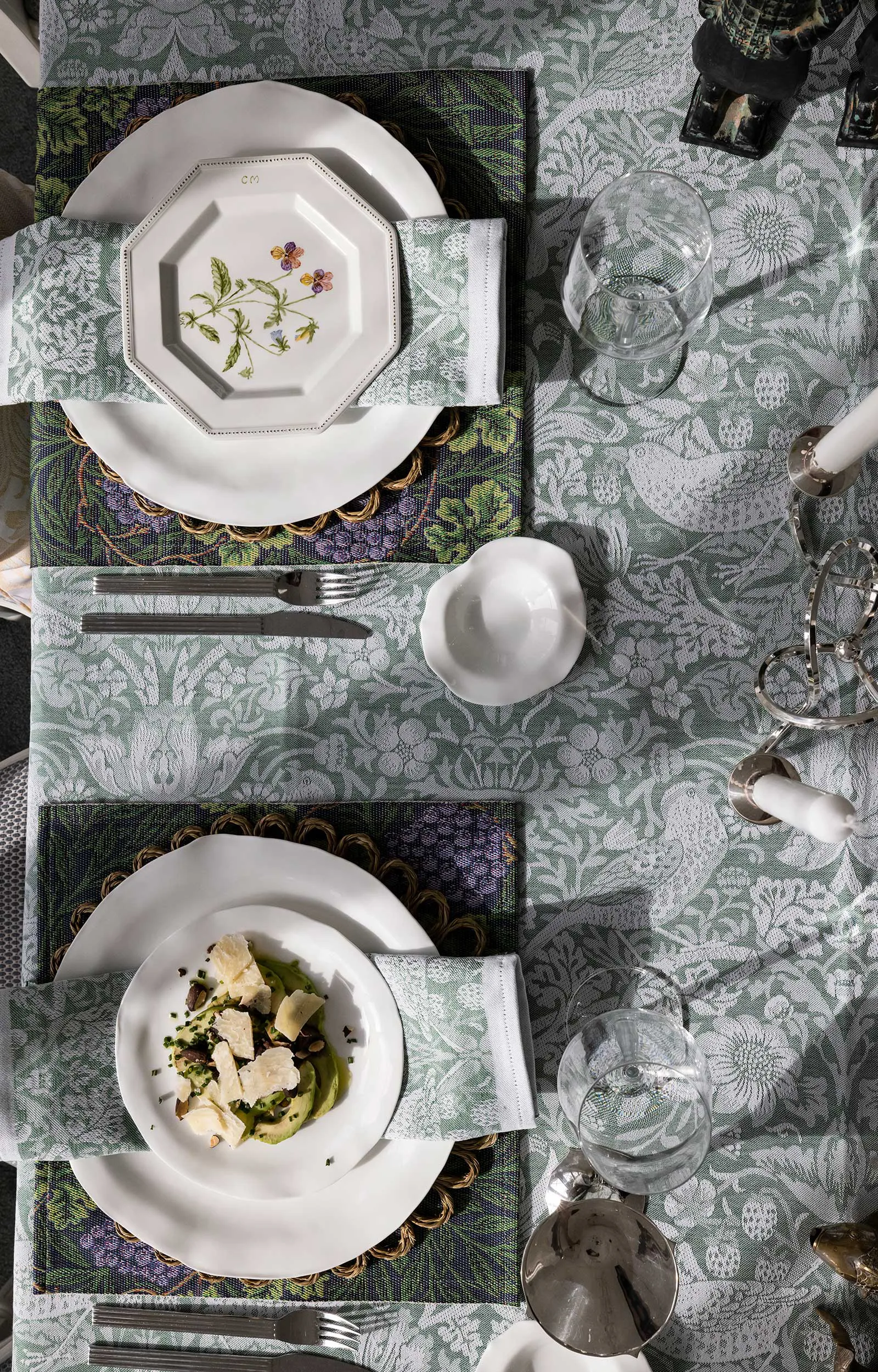 Strawberry Thief bordslöpare 50x150 cm, Grön Ekelund Linneväveri