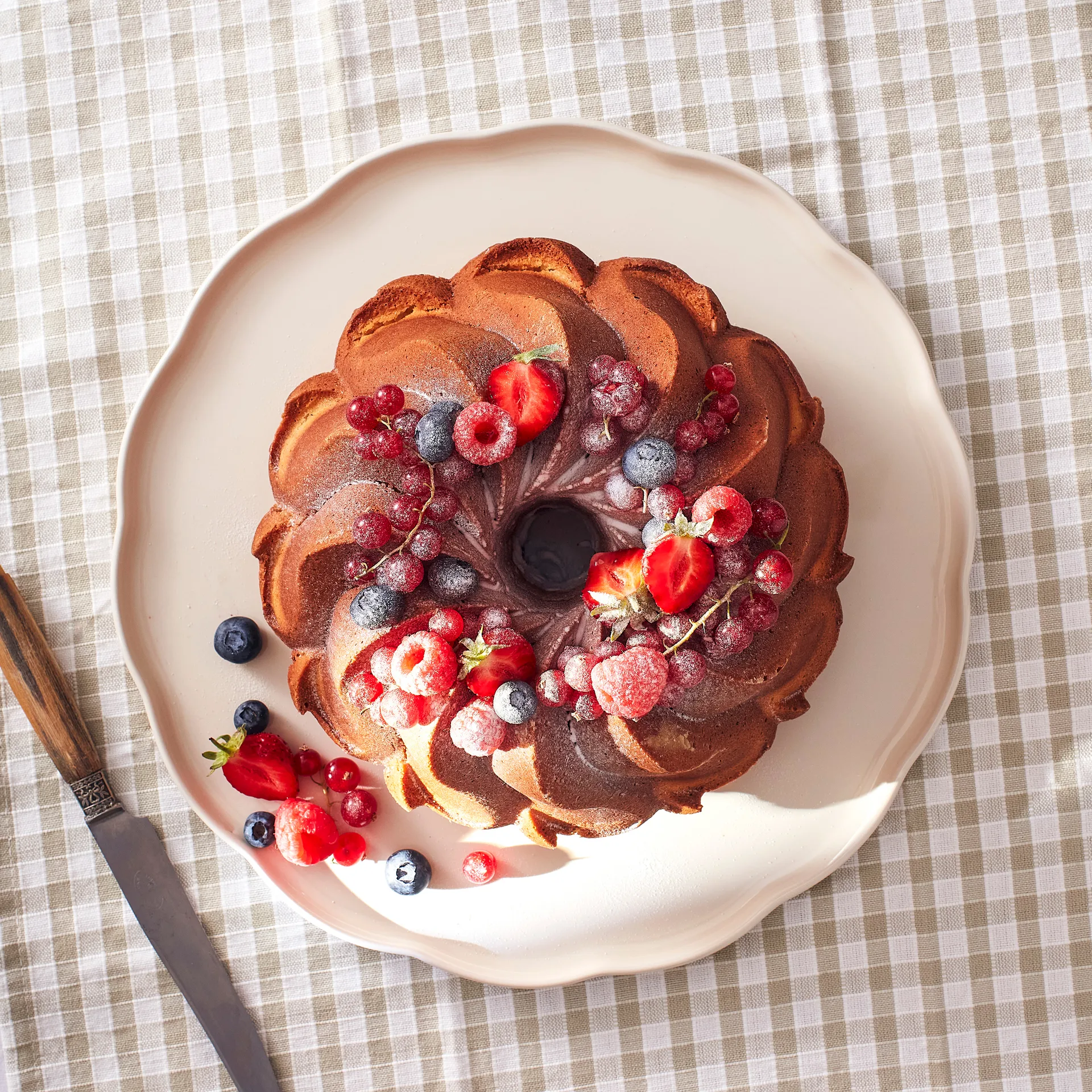 Emile Henry Madeleine serveringsfat, Cream, rund Emile Henry