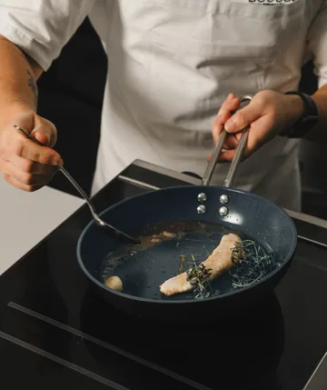 Professional Laser Titanium Slip-Let stekpanna - Black, Ø24 cm - Eva Solo