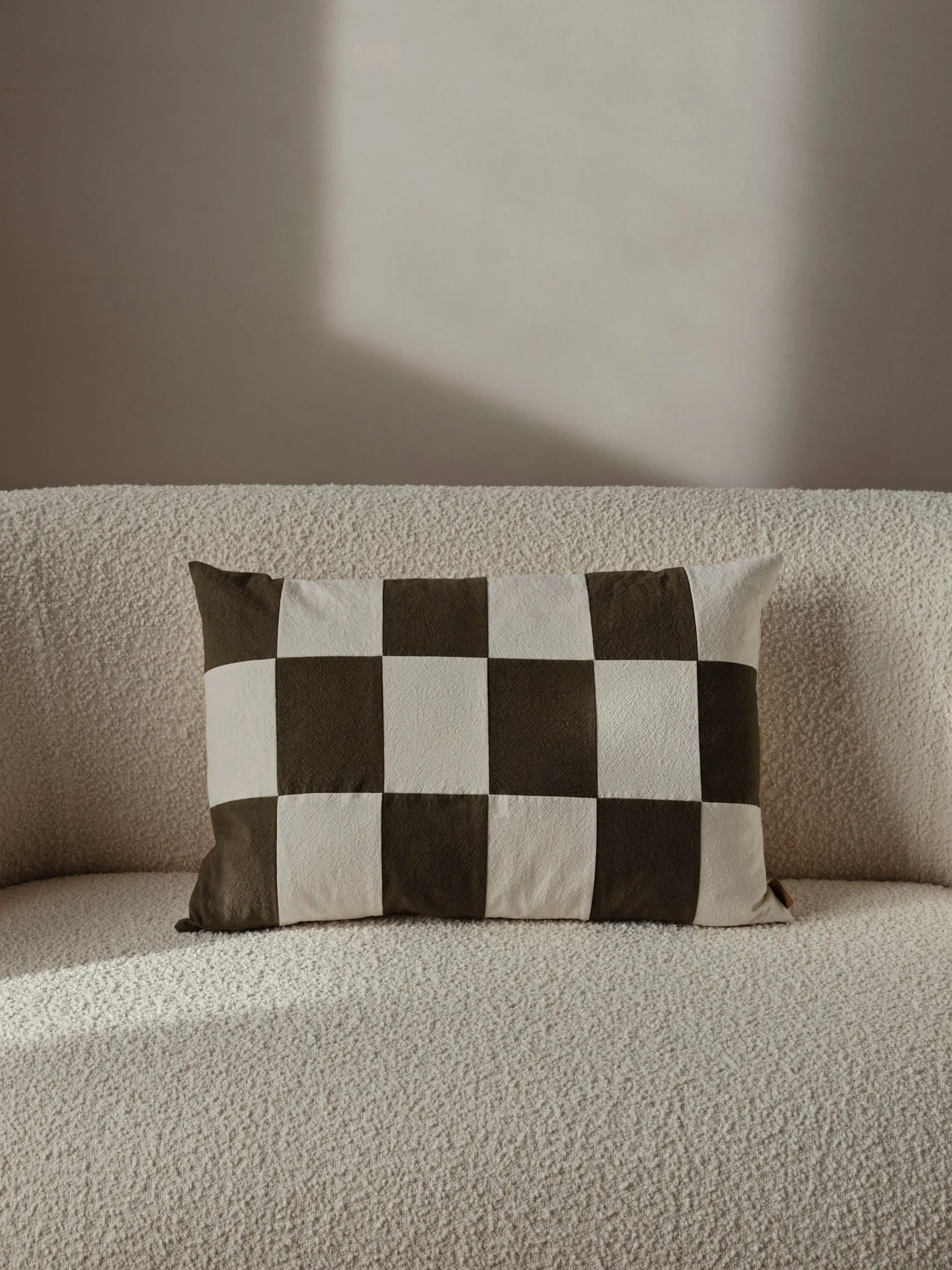 Fold patchwork kuddfodral 40x60 cm, Dark Olive -undyed Ferm Living