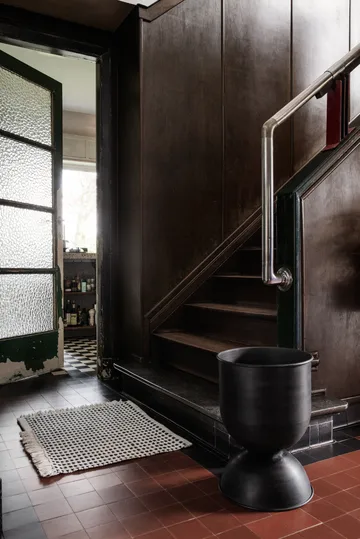 Hourglass kruka medium Ø40 cm - Svart-mörkgrå - Ferm Living