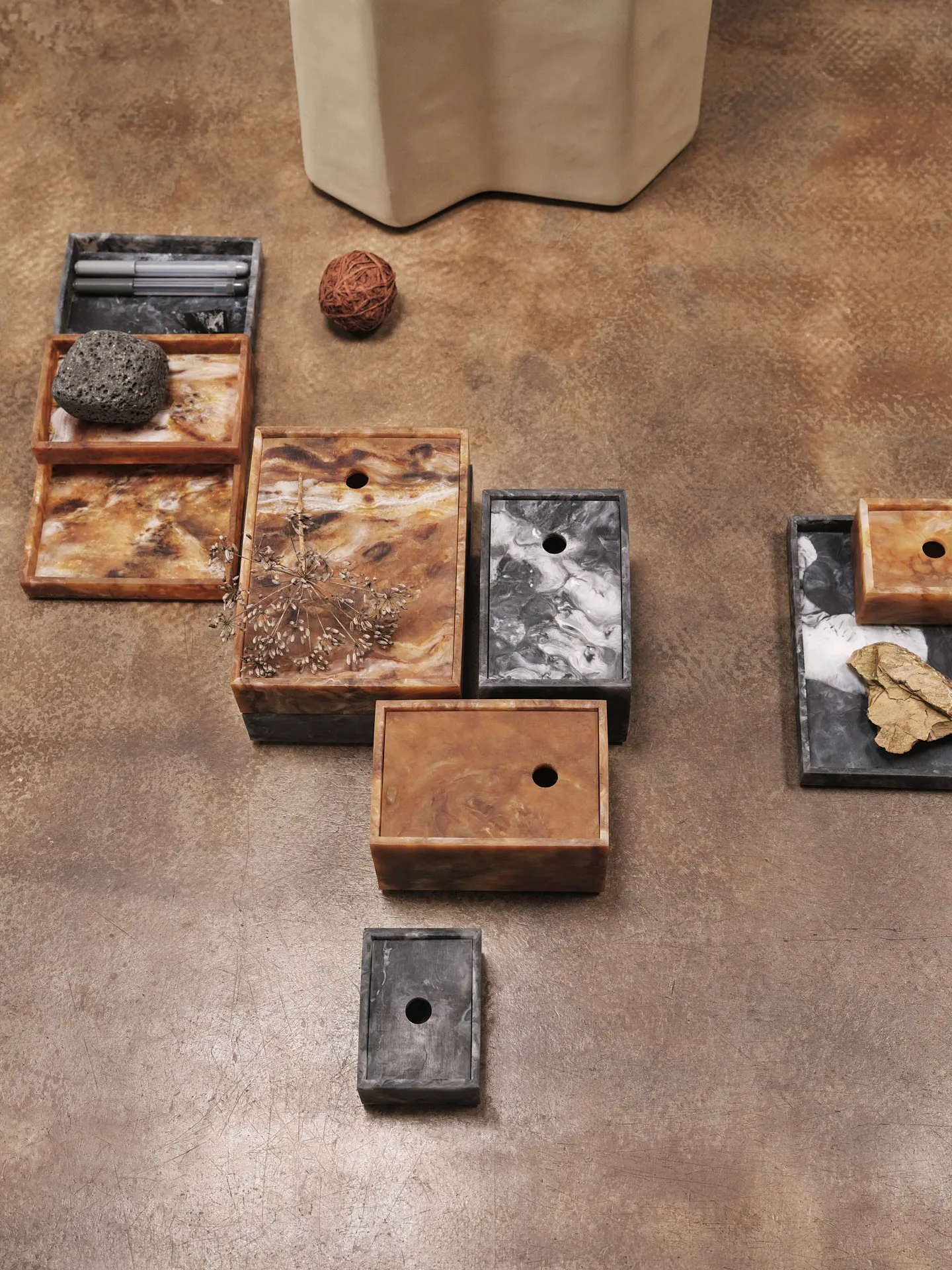 Mist dekorationsbricka 15x20 cm, Charcoal Ferm Living