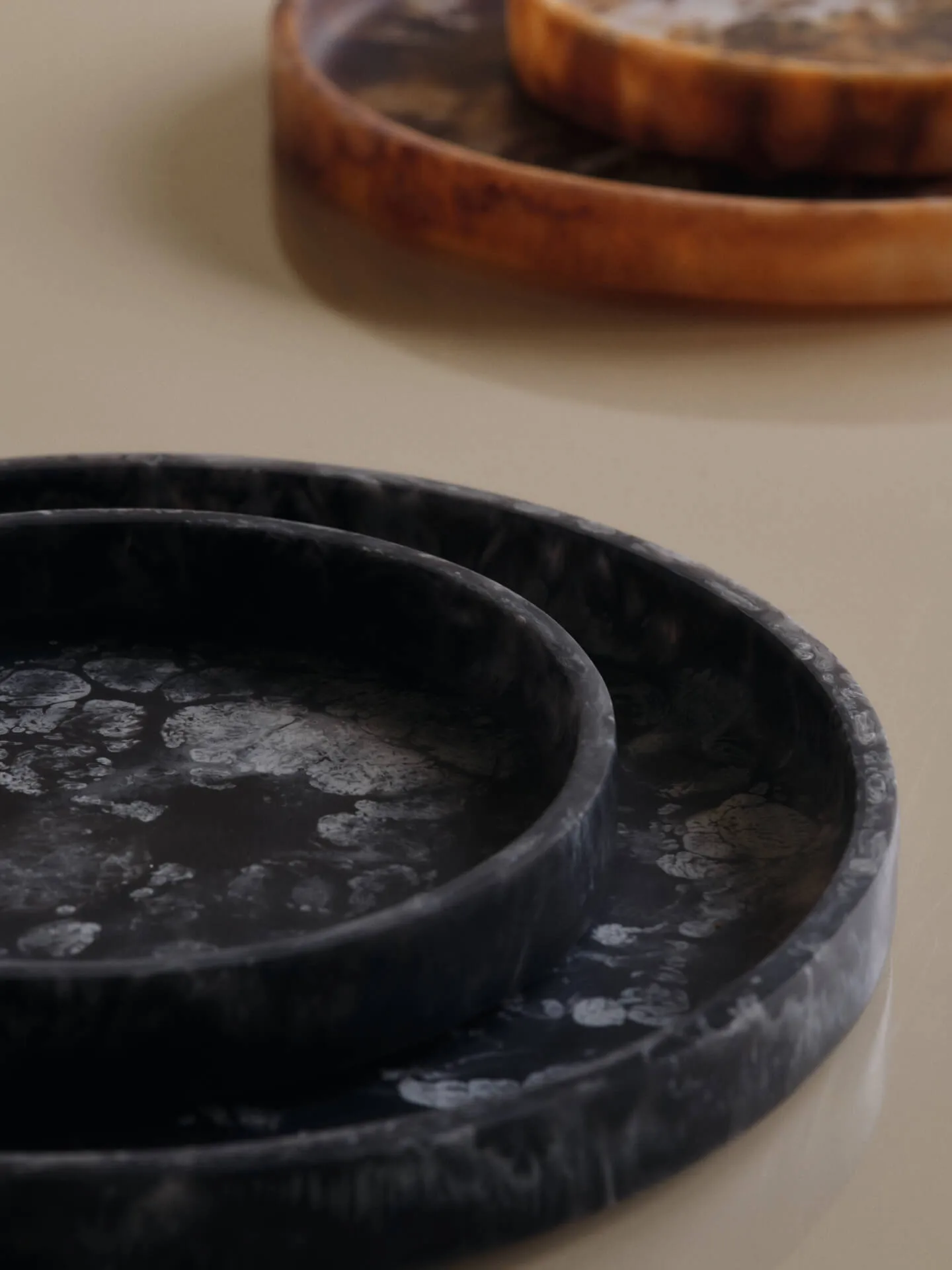 Mist dekorationsbricka Ø30 cm, Charcoal Ferm Living