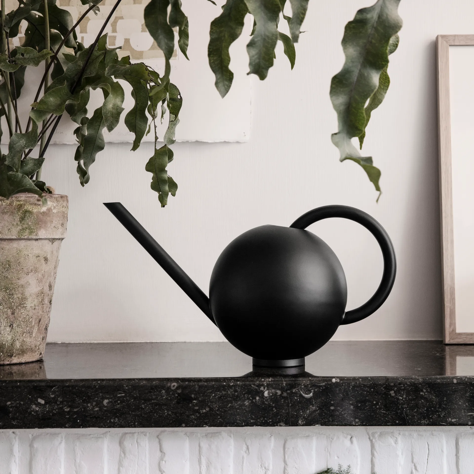 Orb vattenkanna, Svart Ferm Living