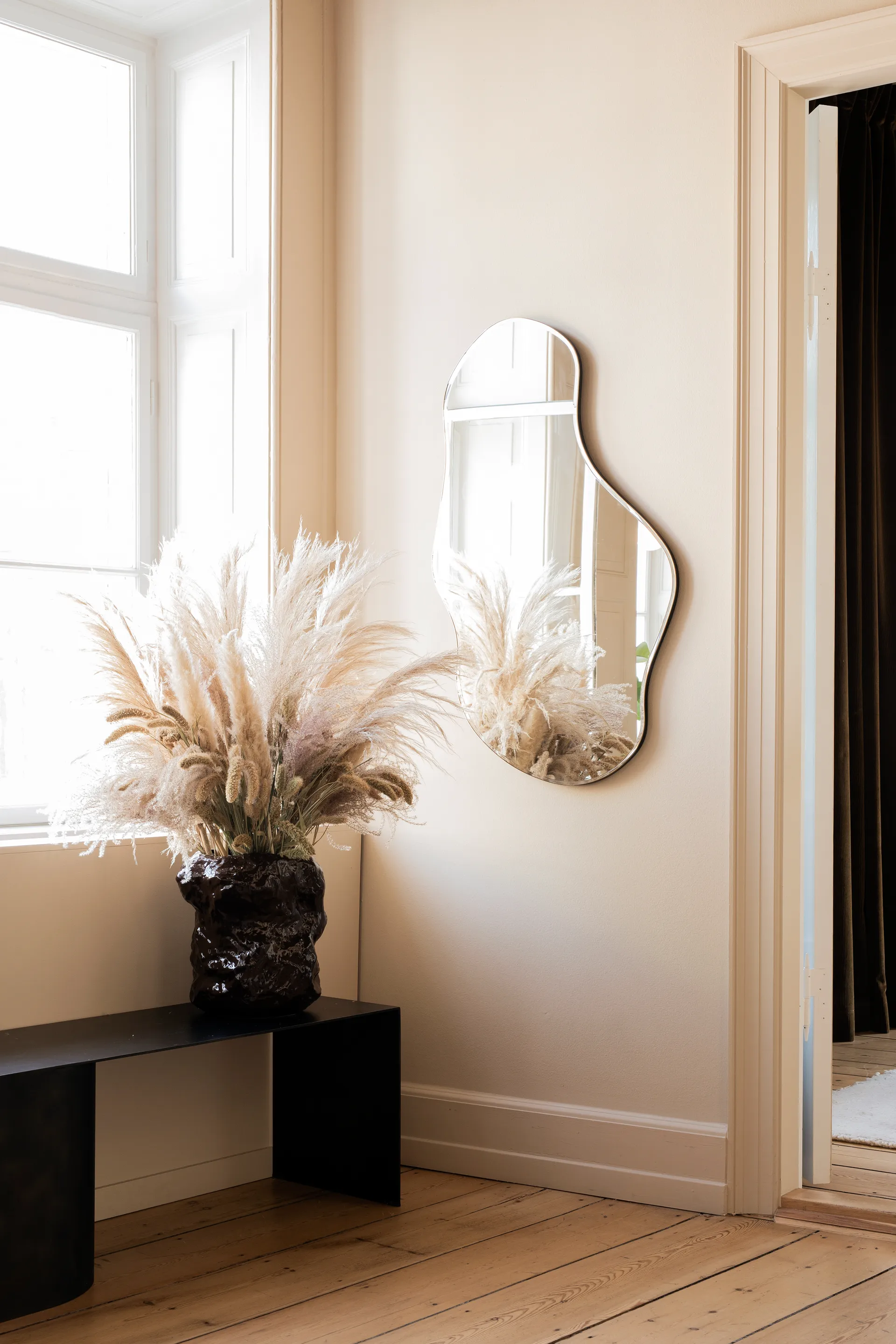 Pond spegel large, Dark chrome Ferm Living