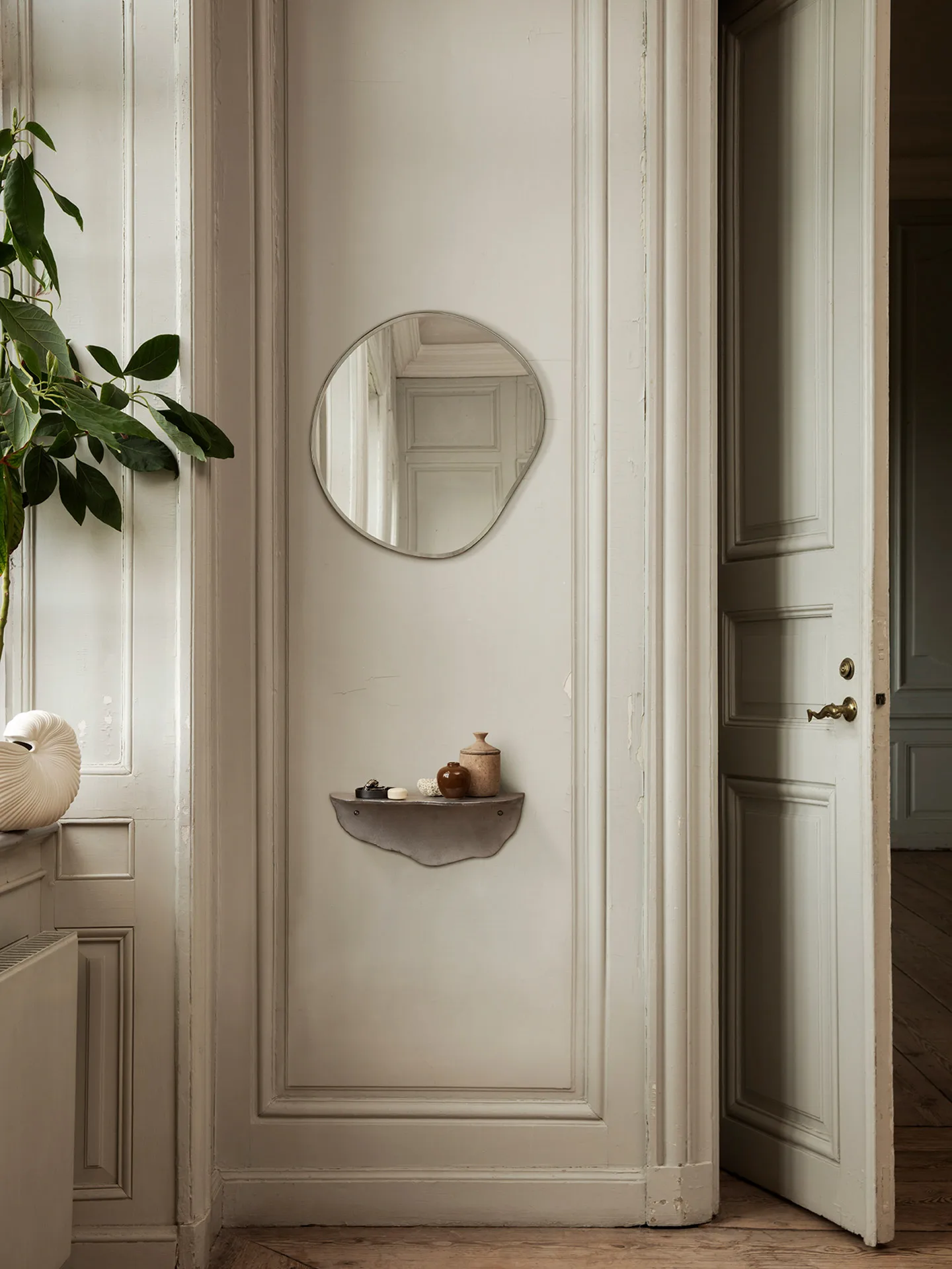 Pond spegel, Small dark chrome Ferm Living