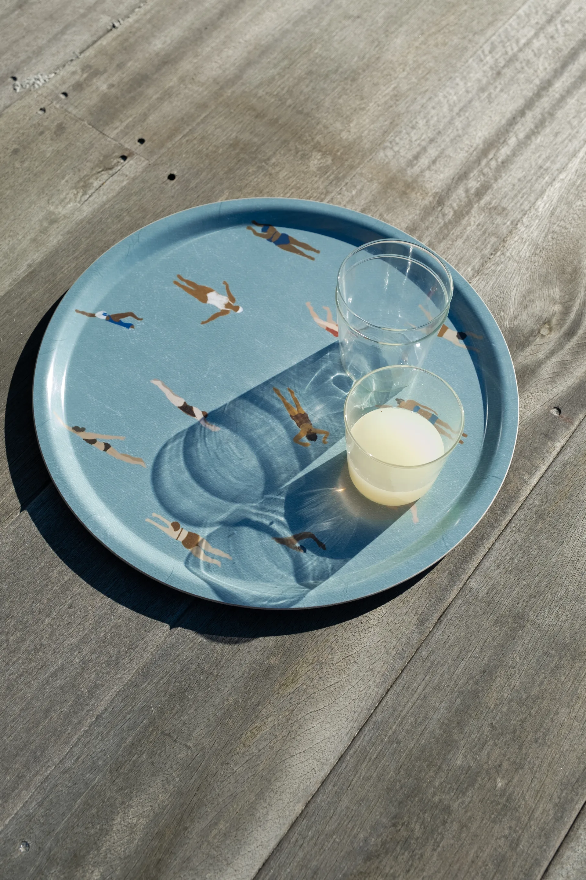 Swimmers bricka Ø38 cm, Blå Fine Little Day