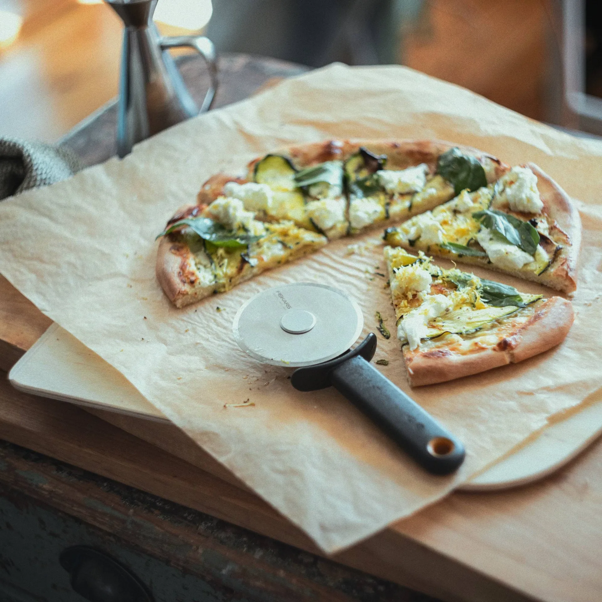 Functional Form pizzahjul, Svart, med bladskydd Fiskars