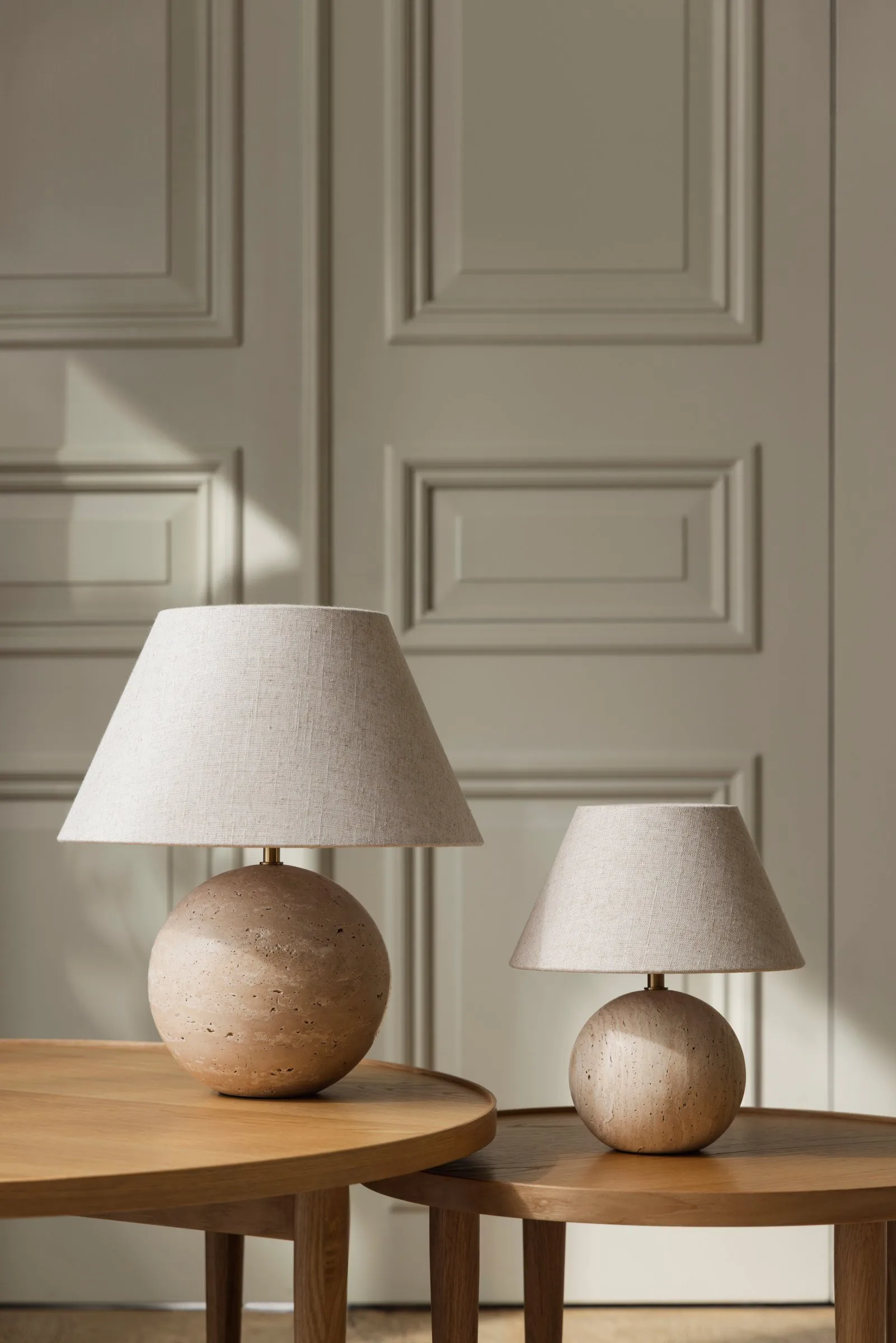 Castello 35 bordslampa, Beige travertine Globen Lighting