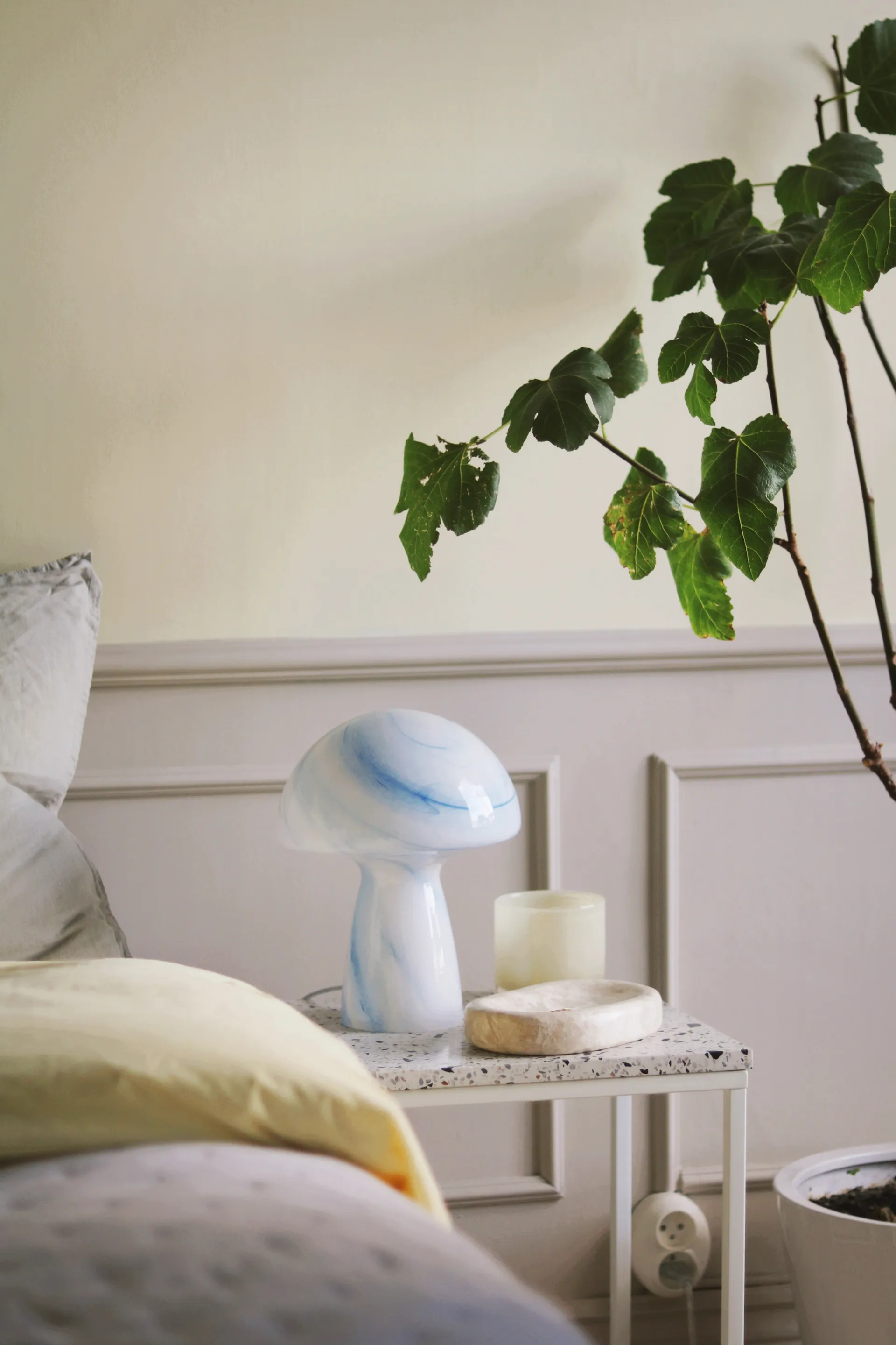 Fungo Swirl 22 bordslampa, Blå Globen Lighting