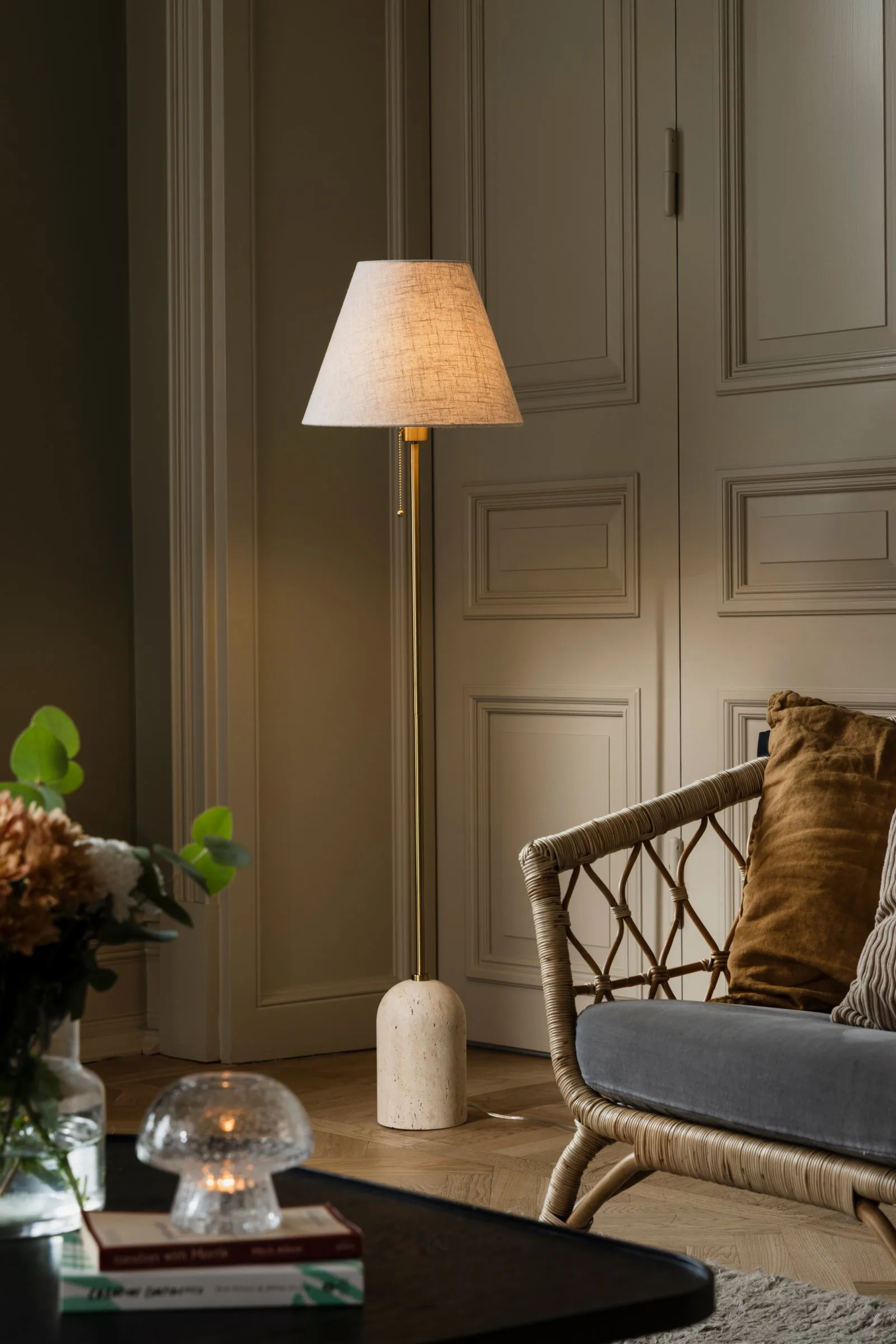 Gino golvlampa, Beige travertine Globen Lighting