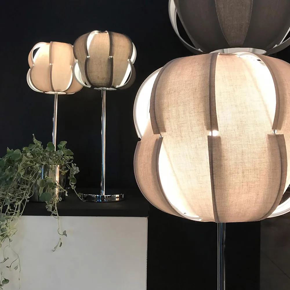 Pavot 25 bordslampa, beige, kromstativ Globen Lighting