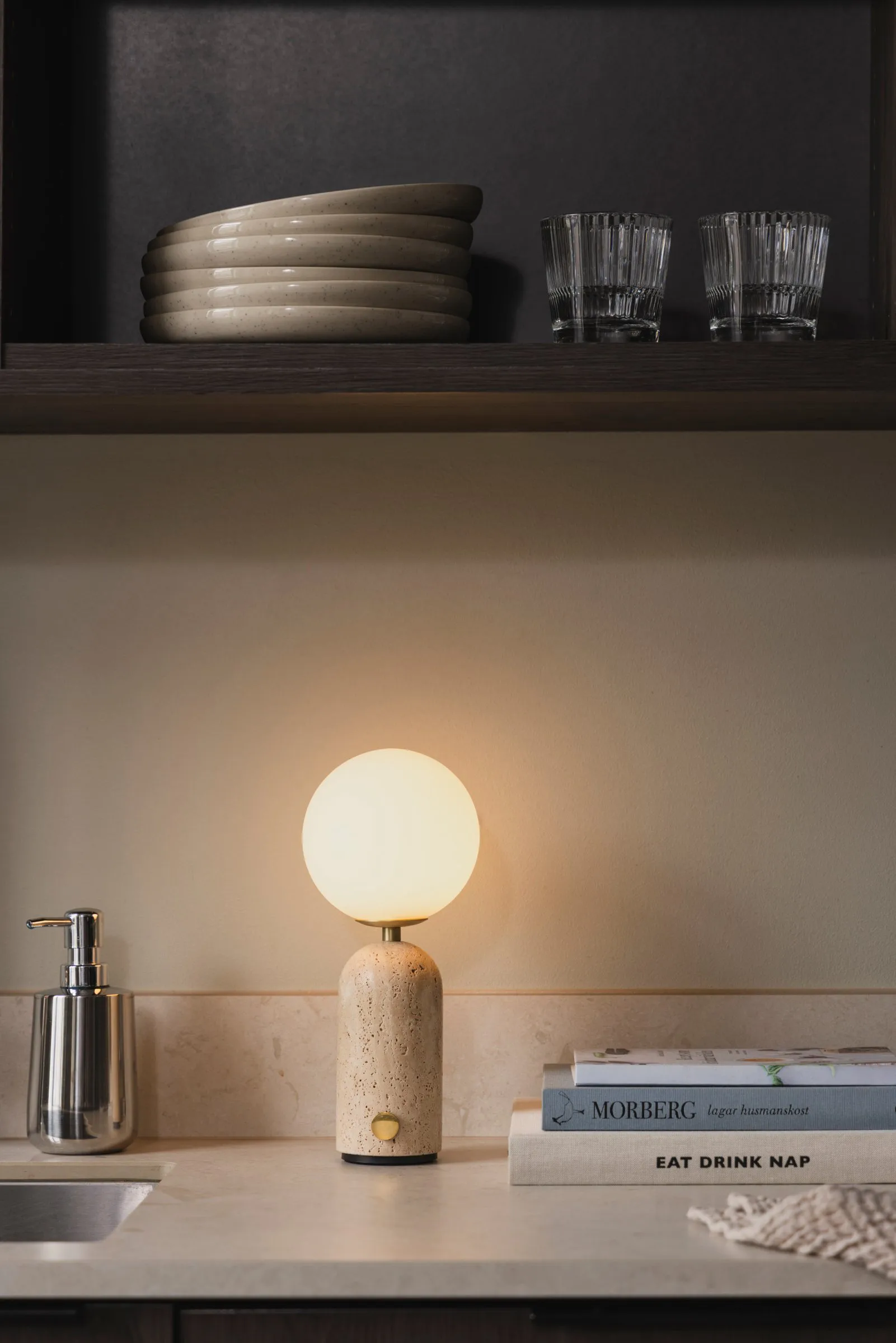 Torrano bordslampa portabel, Beige travertine Globen Lighting