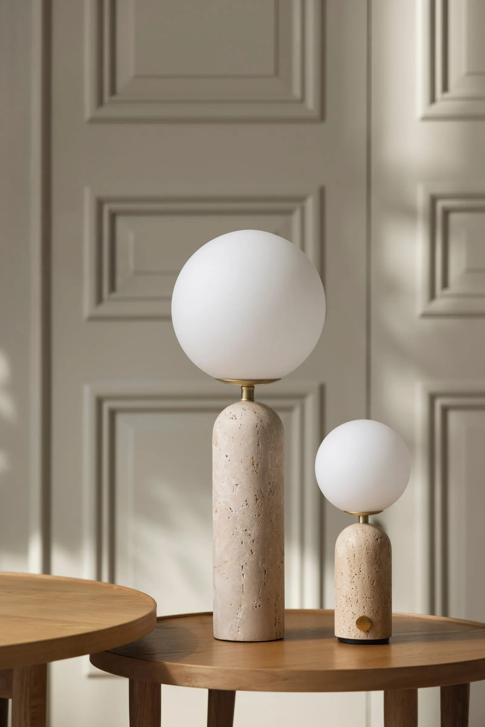 Torrano bordslampa portabel, Beige travertine Globen Lighting