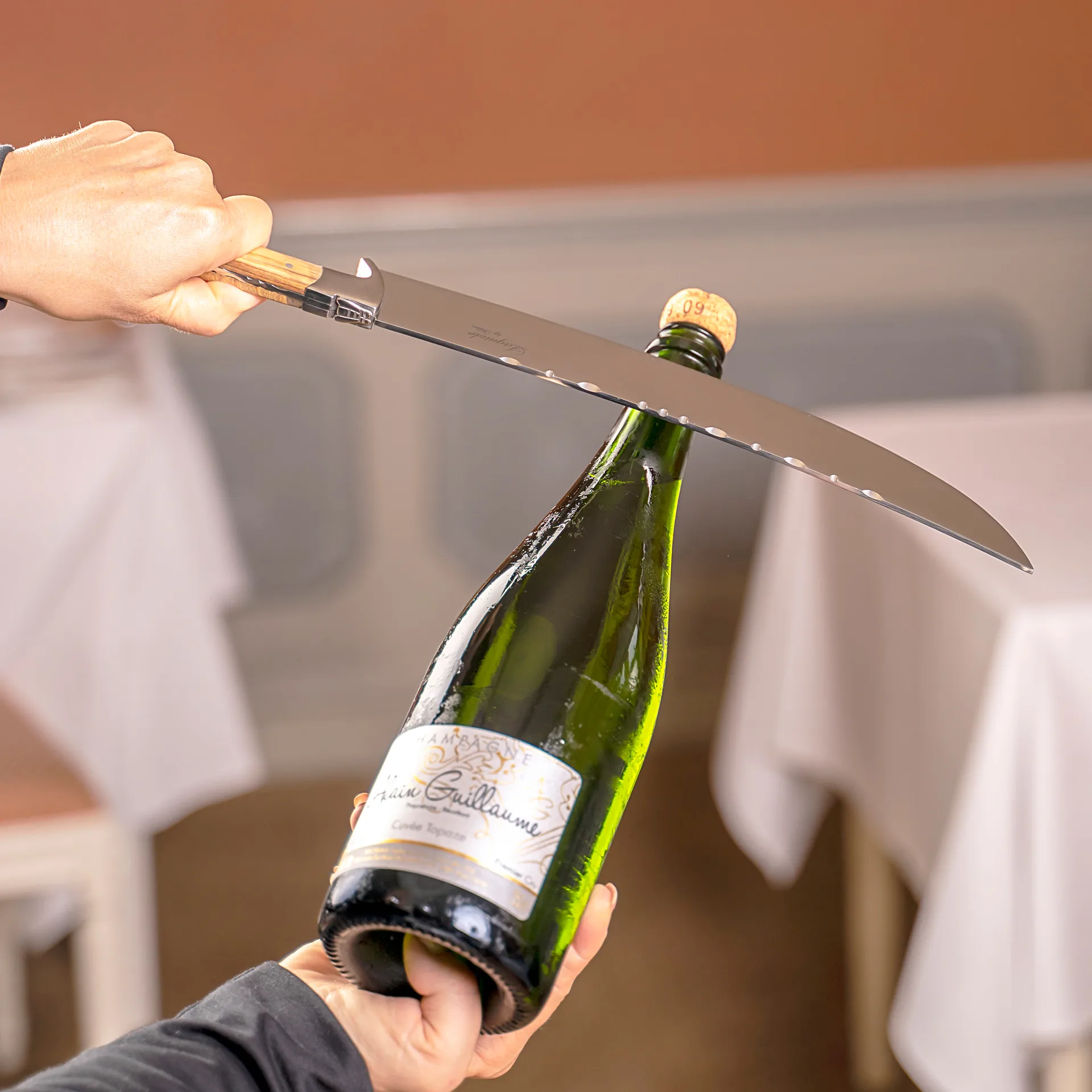 Laguiole By Hâws champagnesabel 27 cm, Olivträ-rostfritt stål Hâws