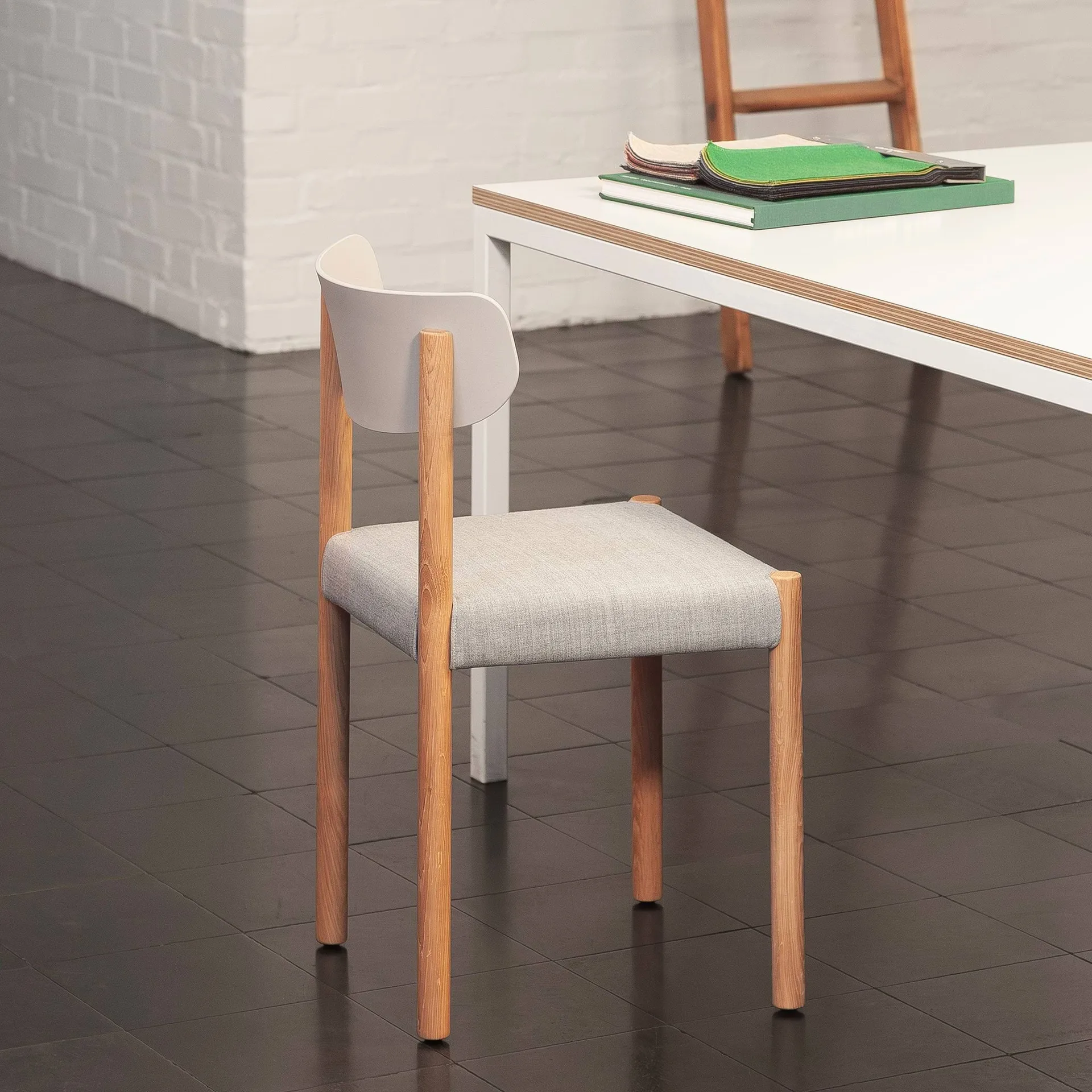 Pack Chair 11 stol, Oljad ek-chalk grey-Remix 126 HAY Pack Chair 11 stol, Oljad ek-chalk grey-Remix 126 HAY