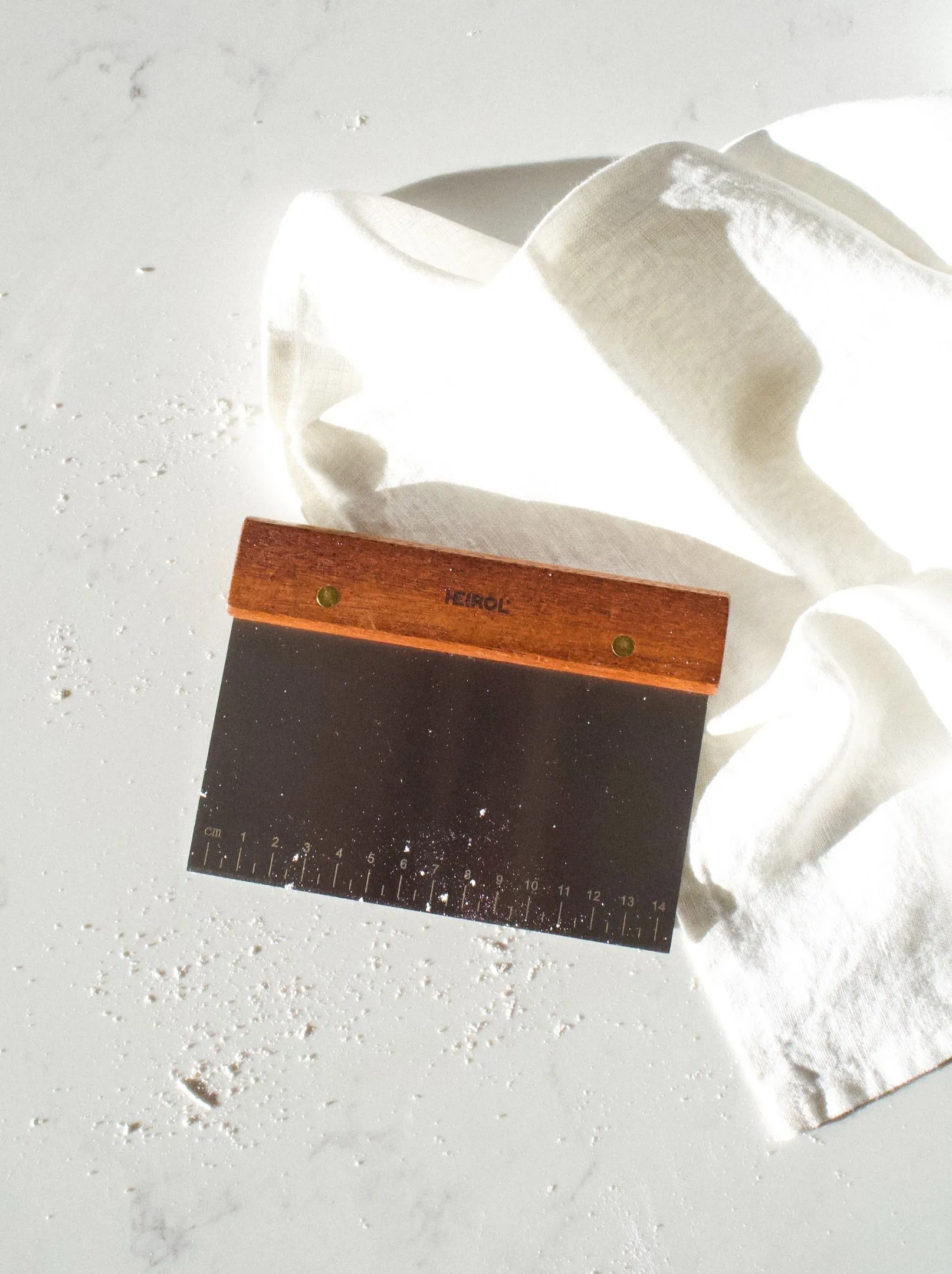 Degskrapa med trähandtag, Rosenträ-rostfritt stål Heirol