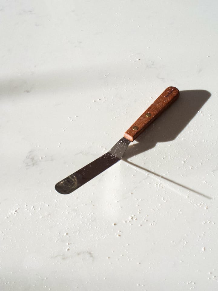 Palettkniv med vinklat trähandtag, Rosenträ-rostfritt stål Heirol