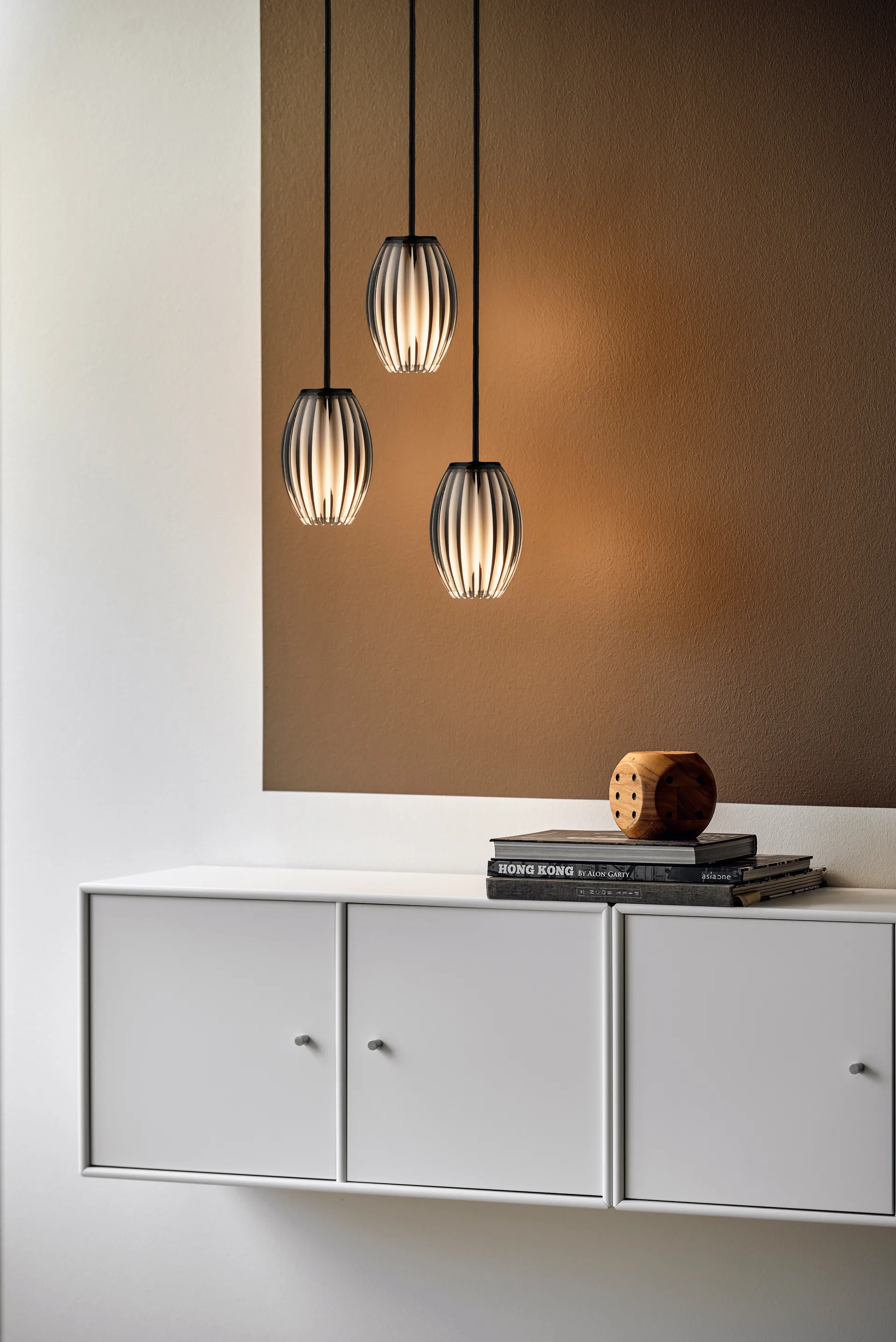 Tentacle taklampa medium, Svart-rökfärgad Herstal