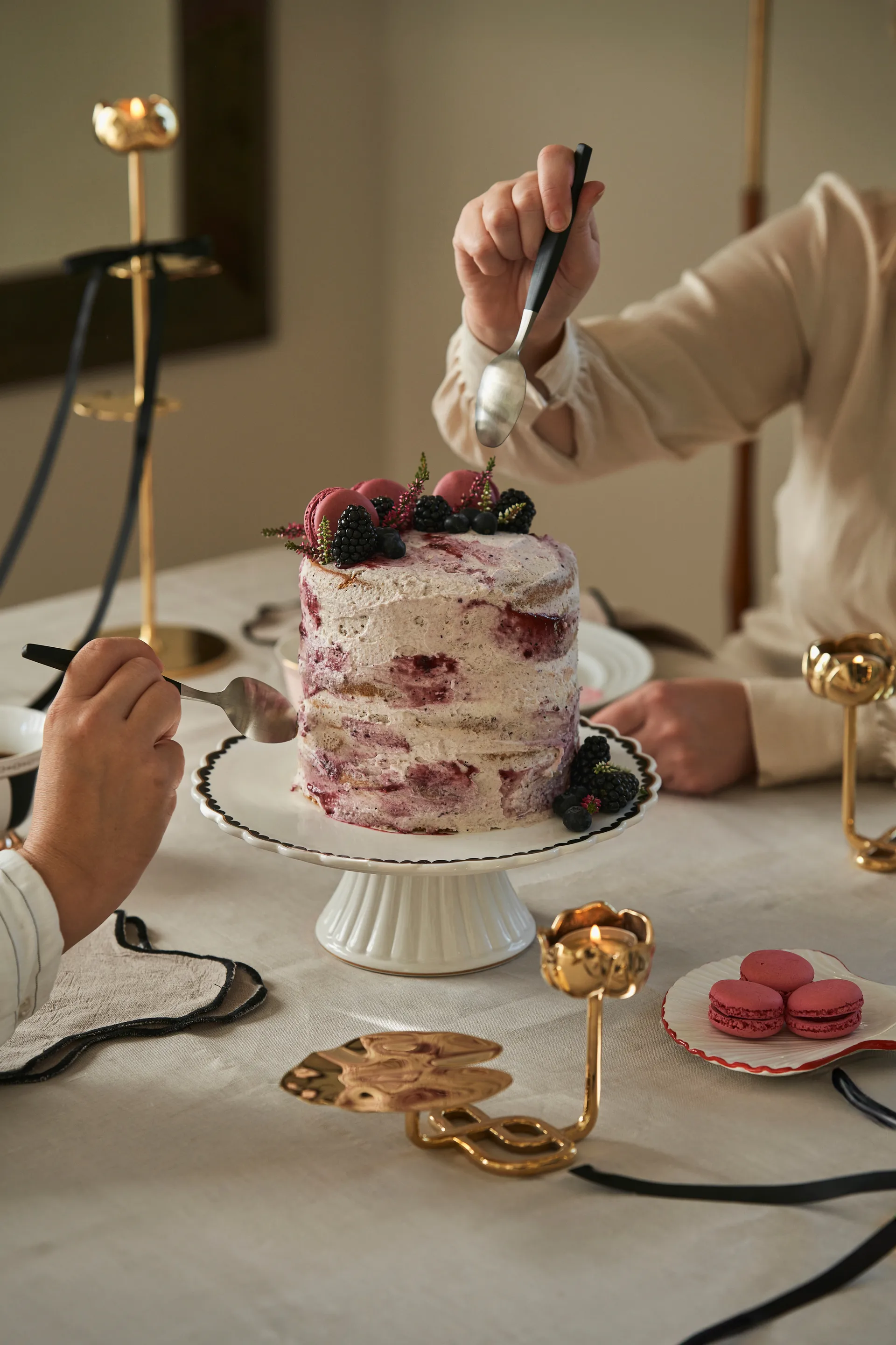 Lignano Sabbiadoro tårtfat Ø26 cm, Svart glans Hilke Collection