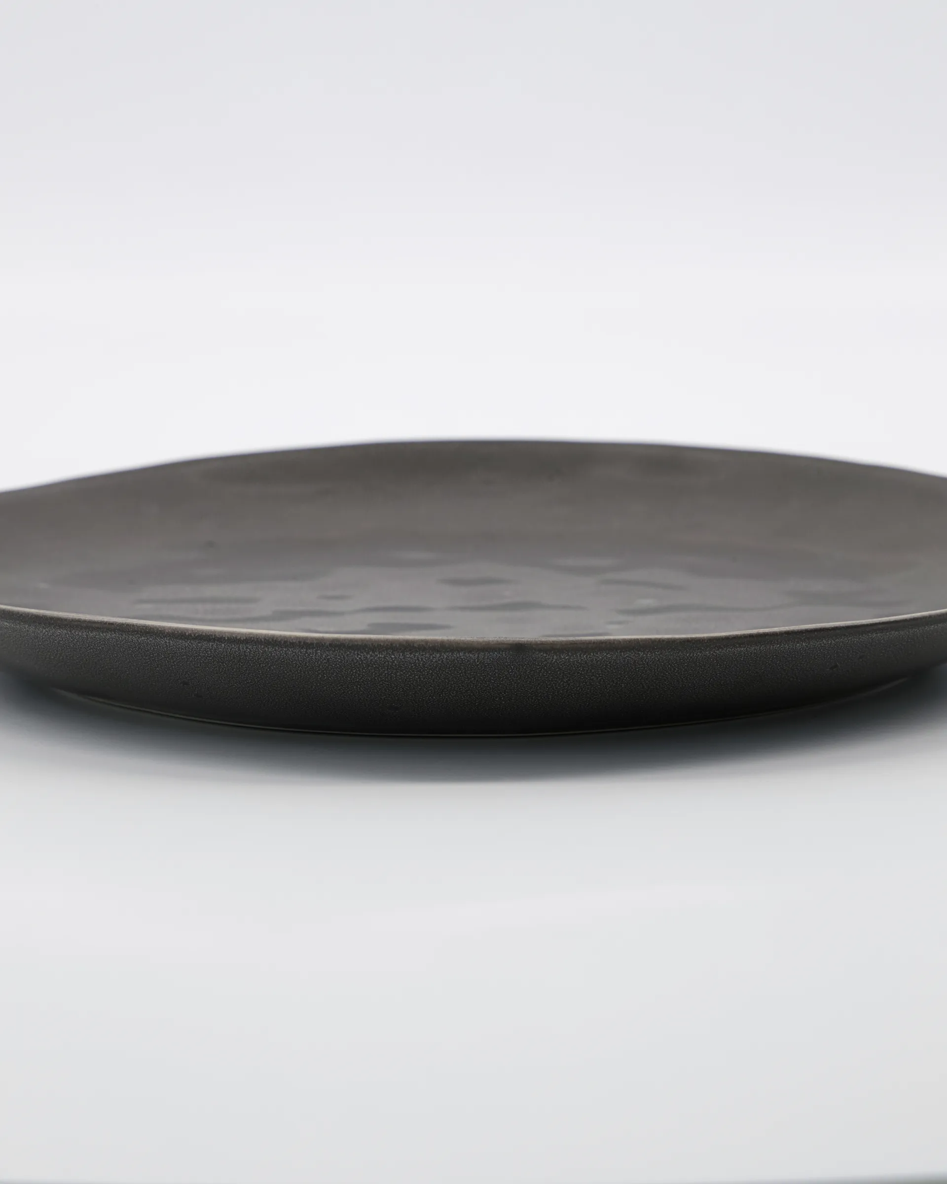 Rustic middagstallrik Ø27,5 cm, Mörkgrå House Doctor