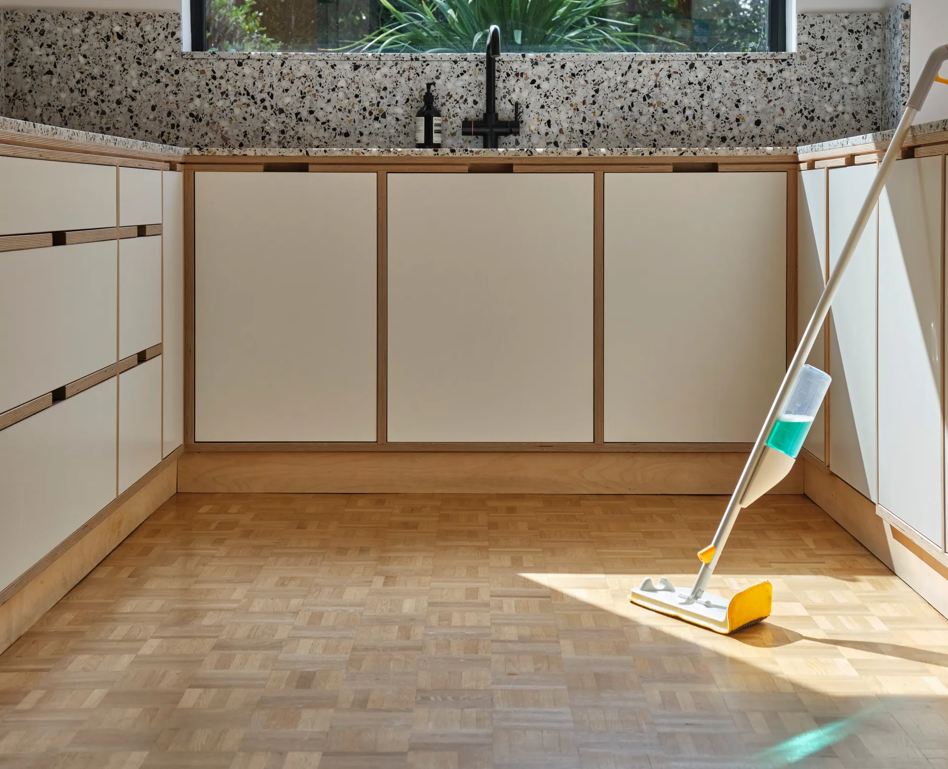 Cleantech 2-i-1 golvmopp med skrubb, Light Stone Joseph Joseph