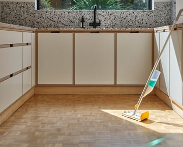 Cleantech 2-i-1 golvmopp med skrubb - Light Stone - Joseph Joseph