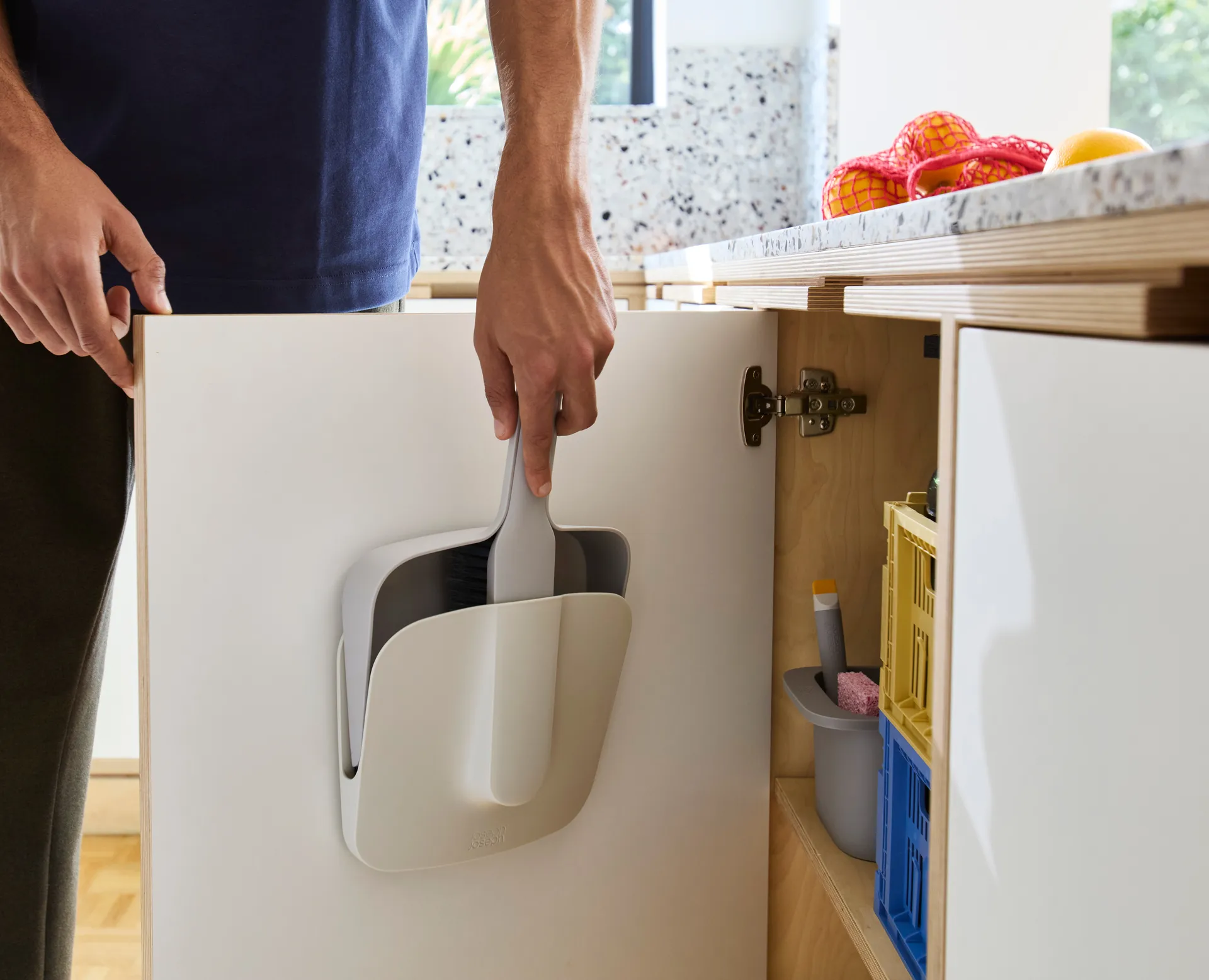 Cleantech väggmonterad sopborste med skyffel, Stone Joseph Joseph