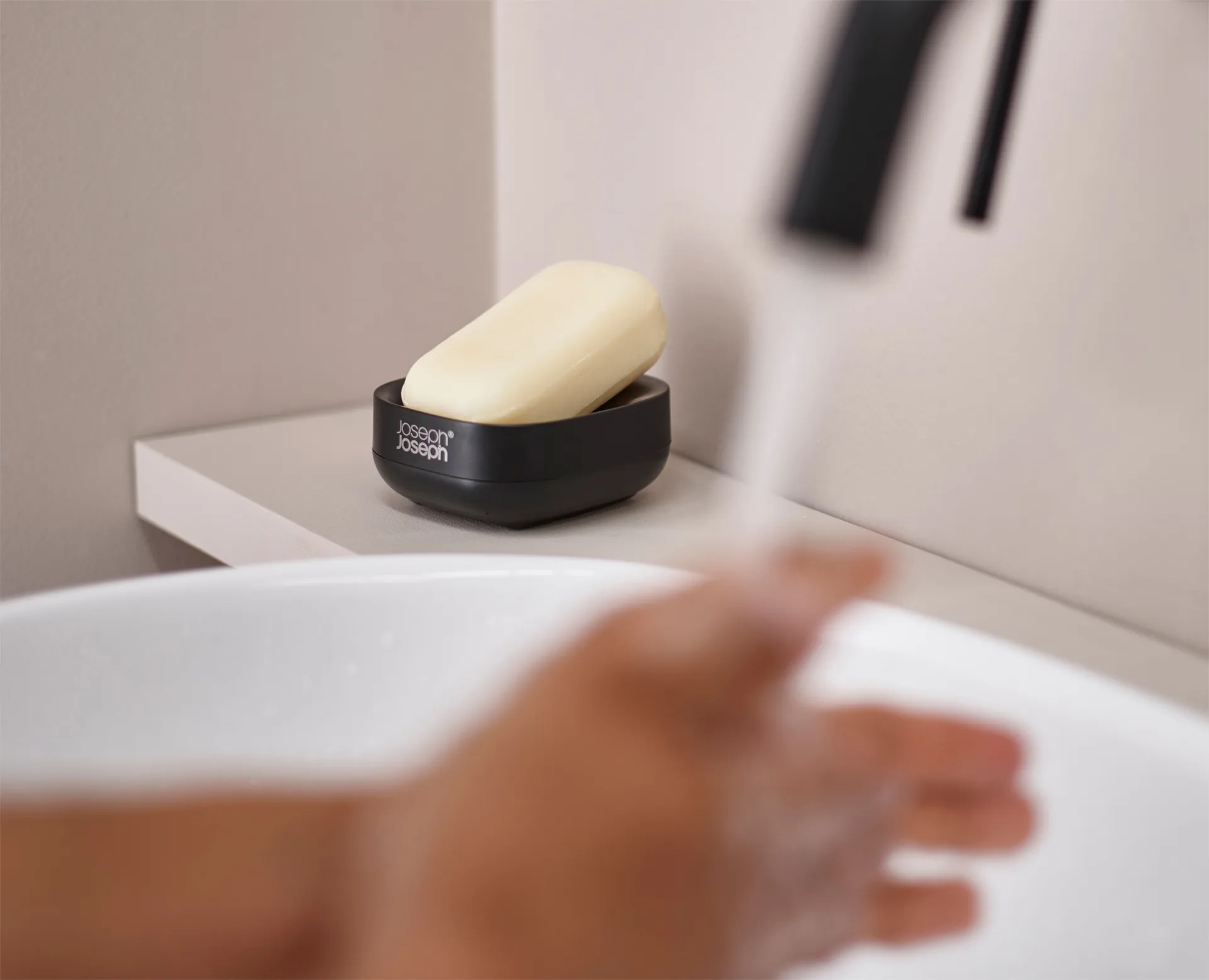 Slim compact tvålkopp 8,4 cm, Svart Joseph Joseph