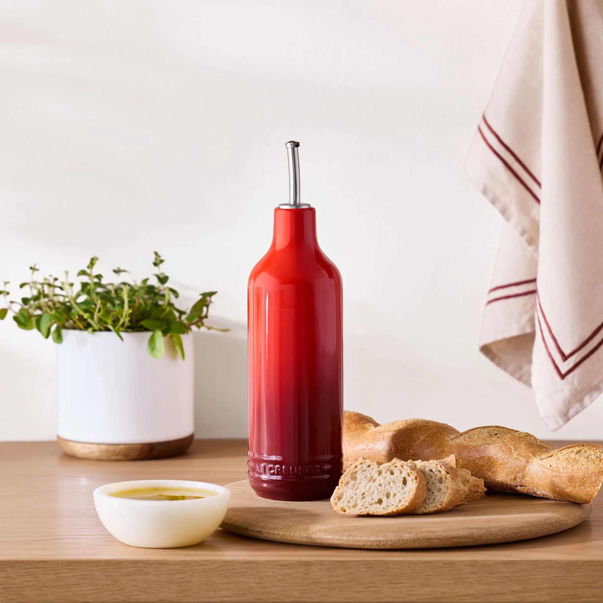 Signature stengods oljeflaska 0,6 L, Cerise Le Creuset