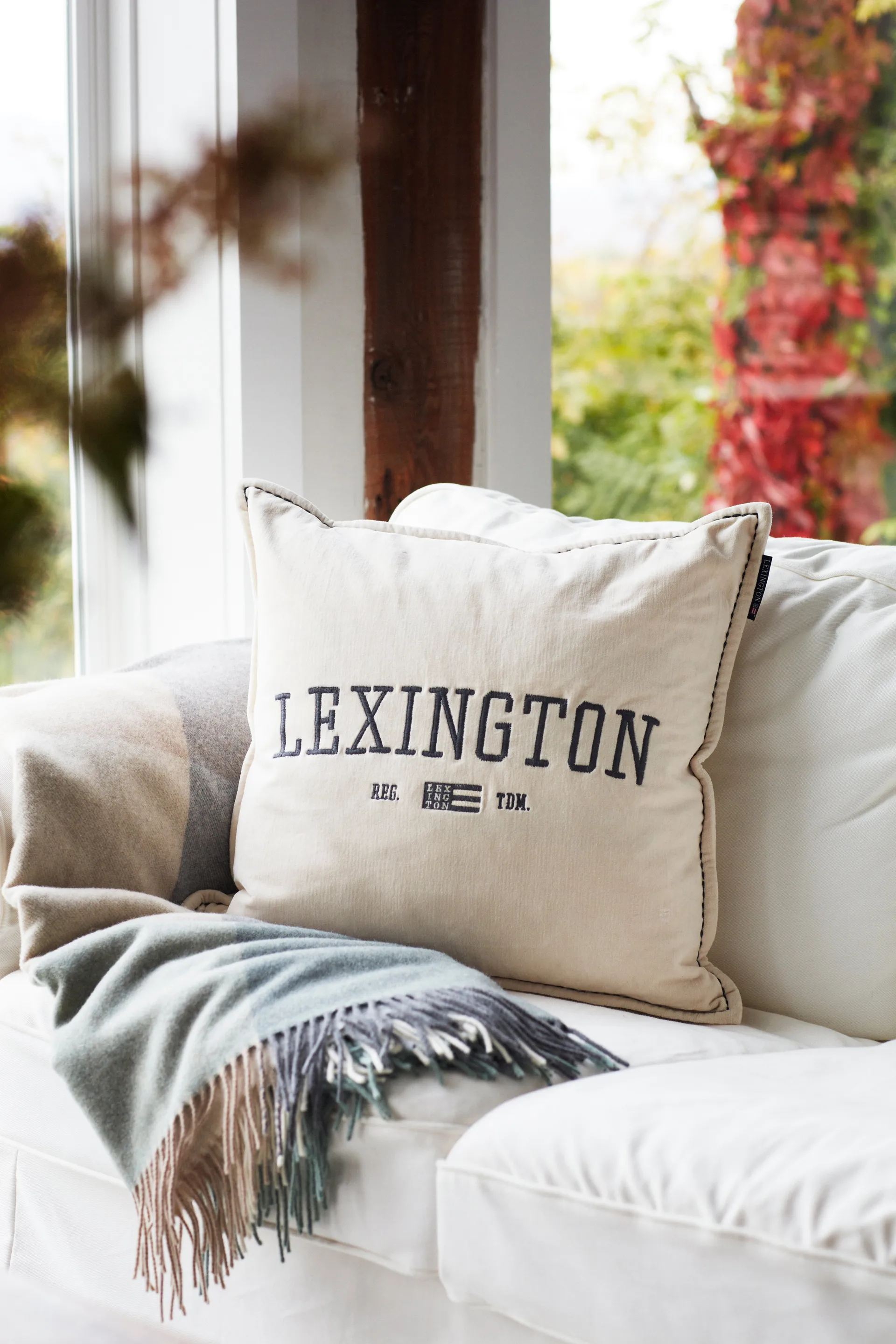 Logo Message Velvet kuddfodral 50x50 cm, Light beige Lexington