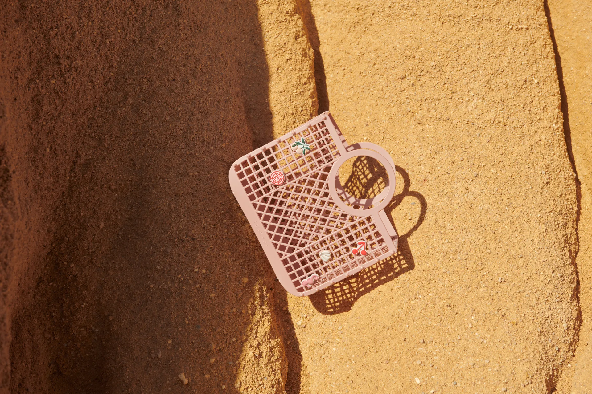 Samantha korg med berlocker, Rose Liewood